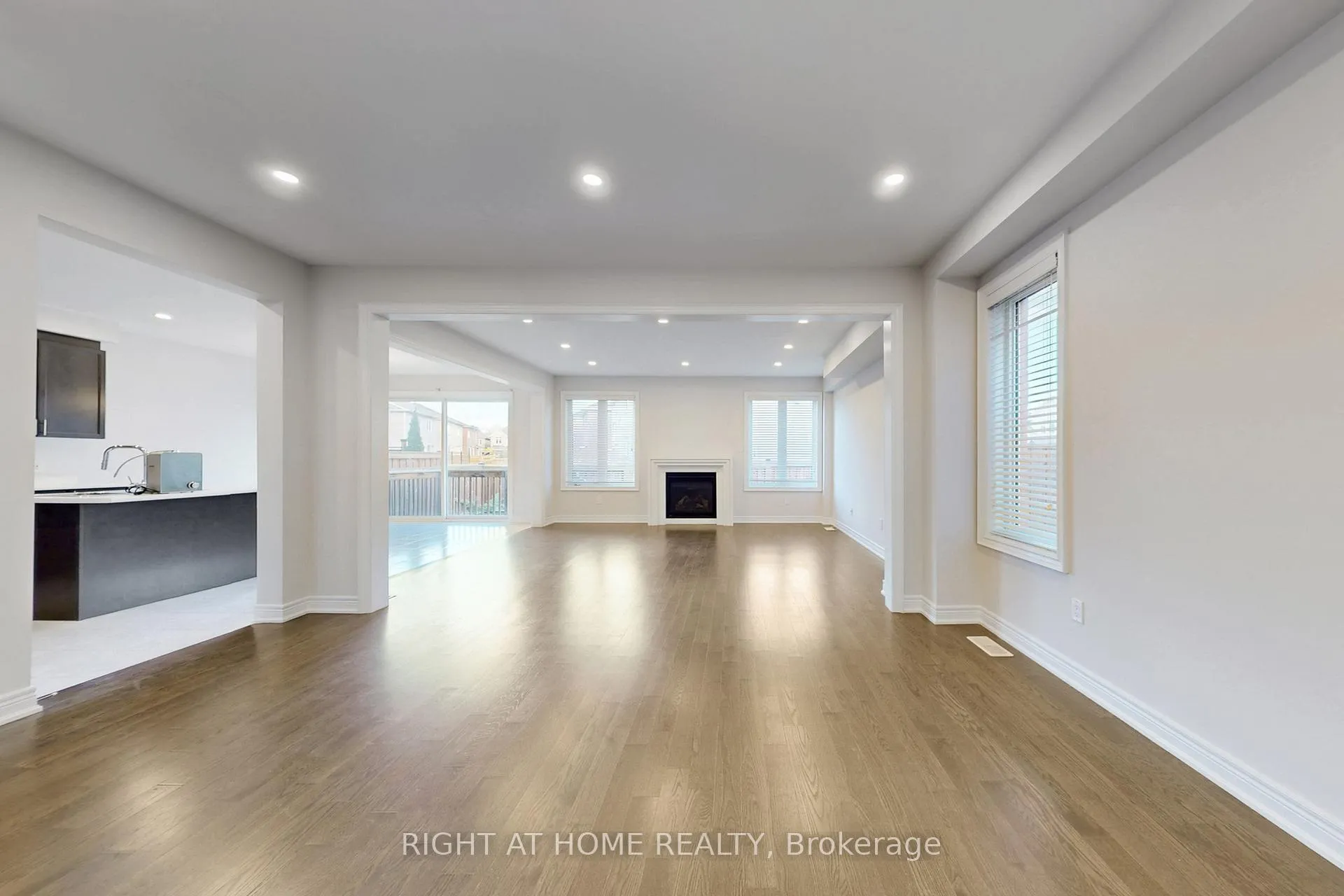 Photo 4 of 11 Robert Wilson Crescent, Georgina, Keswick South — HOMEH