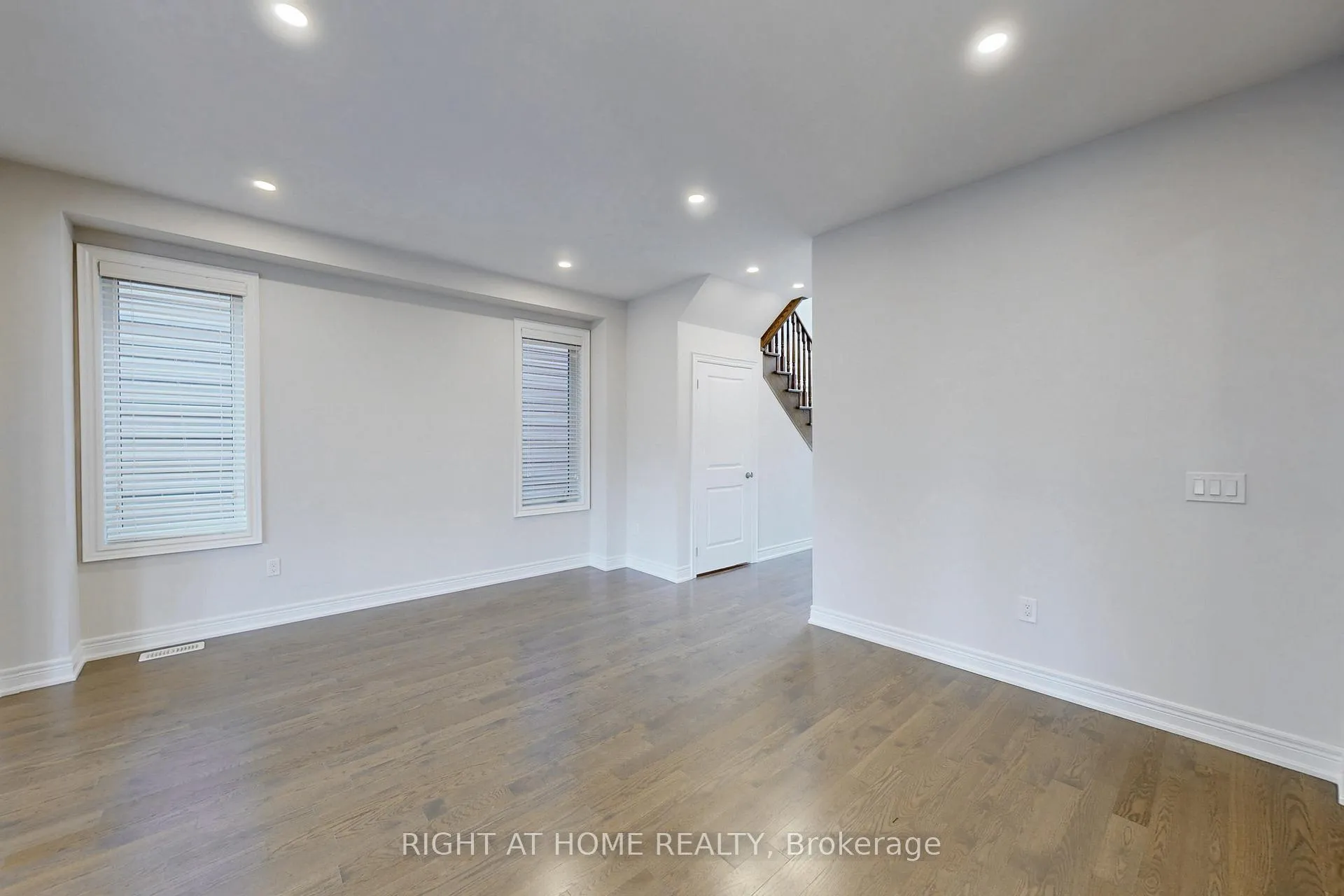 Photo 5 of 11 Robert Wilson Crescent, Georgina, Keswick South — HOMEH