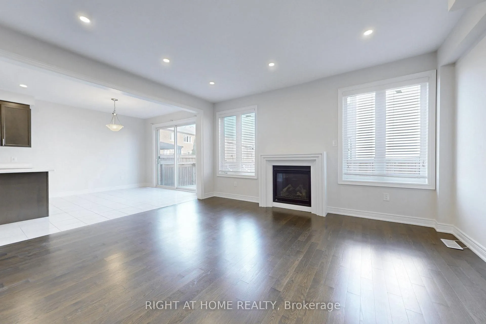 Photo 7 of 11 Robert Wilson Crescent, Georgina, Keswick South — HOMEH