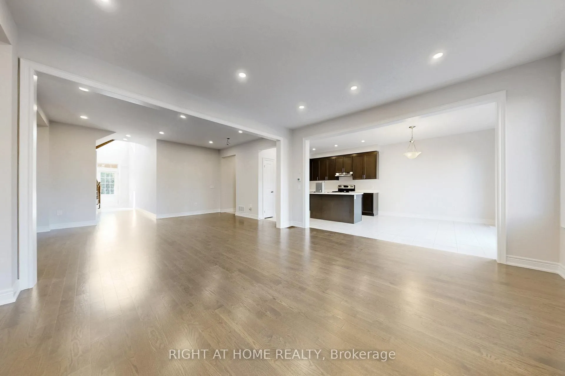 Photo 8 of 11 Robert Wilson Crescent, Georgina, Keswick South — HOMEH