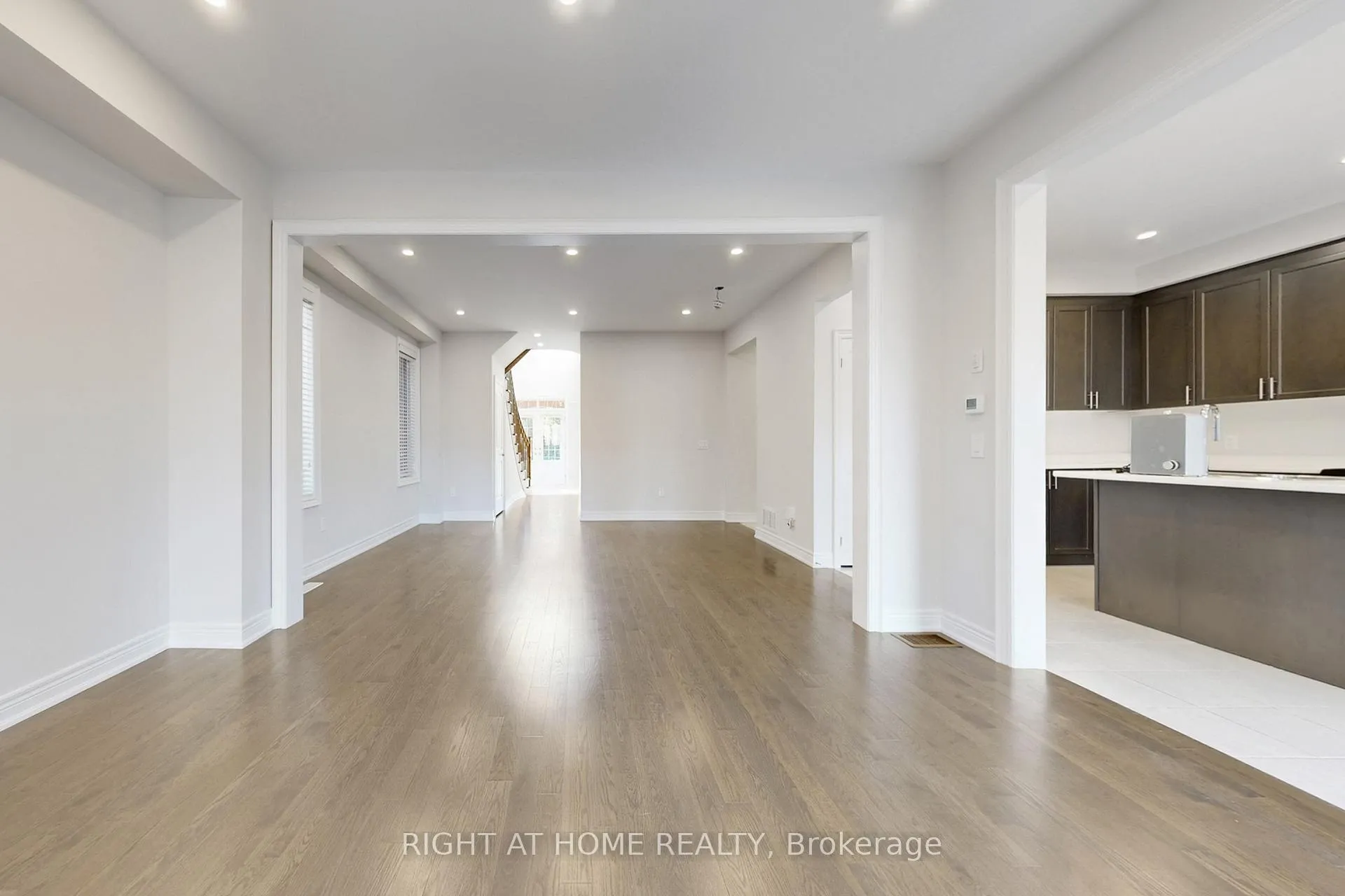 Photo 9 of 11 Robert Wilson Crescent, Georgina, Keswick South — HOMEH