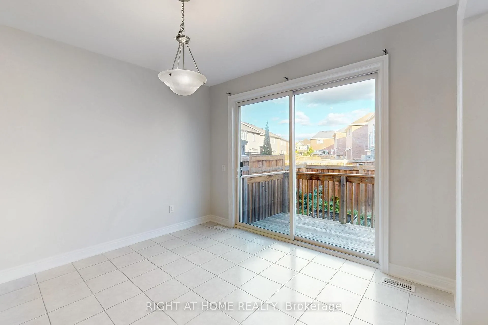 Photo 10 of 11 Robert Wilson Crescent, Georgina, Keswick South — HOMEH