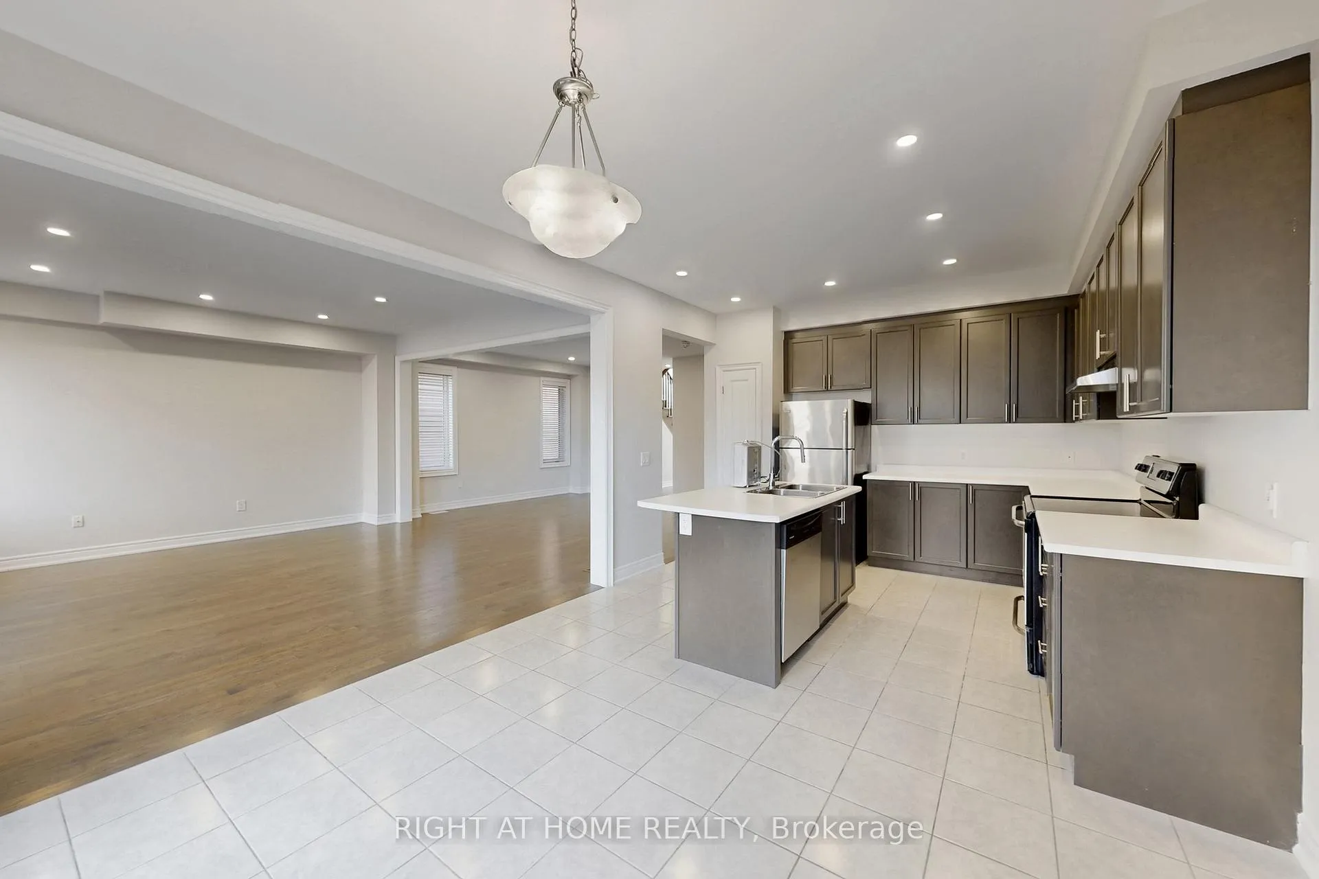 Photo 12 of 11 Robert Wilson Crescent, Georgina, Keswick South — HOMEH