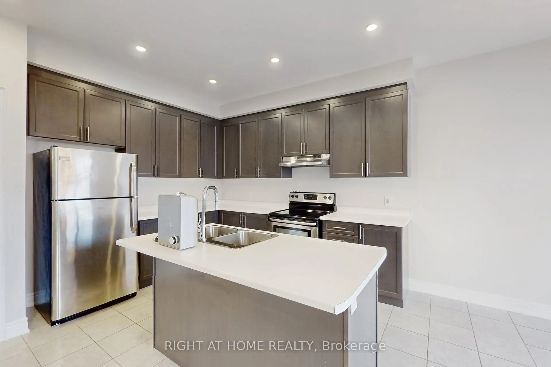 Photo 13 of 11 Robert Wilson Crescent, Georgina, Keswick South — HOMEH