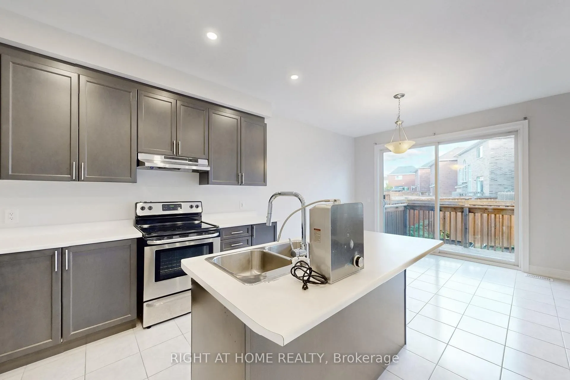Photo 14 of 11 Robert Wilson Crescent, Georgina, Keswick South — HOMEH