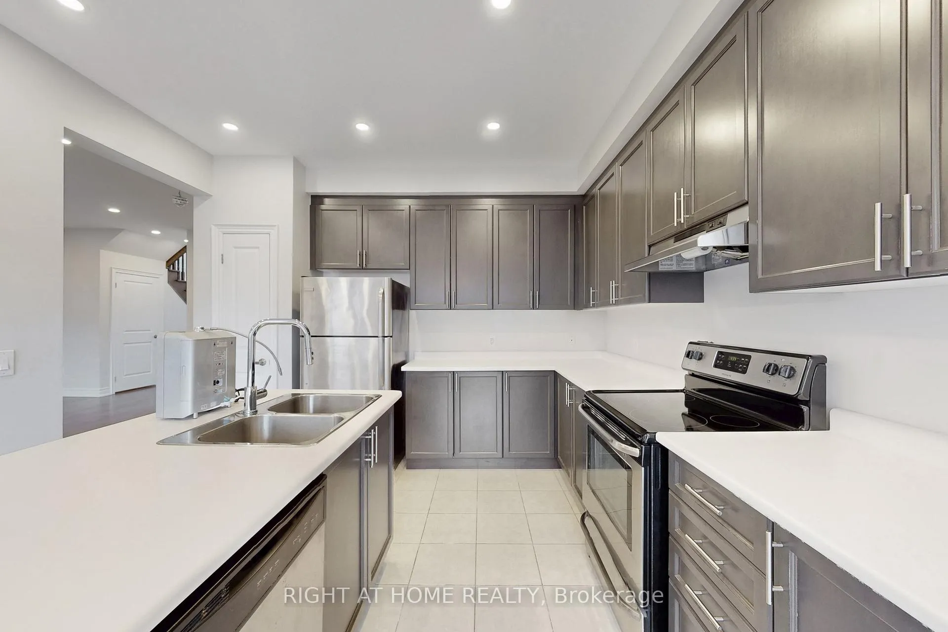 Photo 15 of 11 Robert Wilson Crescent, Georgina, Keswick South — HOMEH