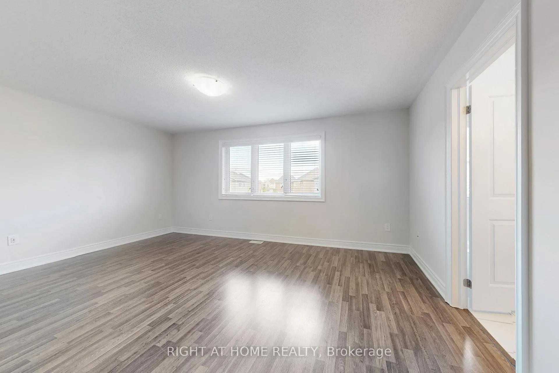 Photo 22 of 11 Robert Wilson Crescent, Georgina, Keswick South — HOMEH