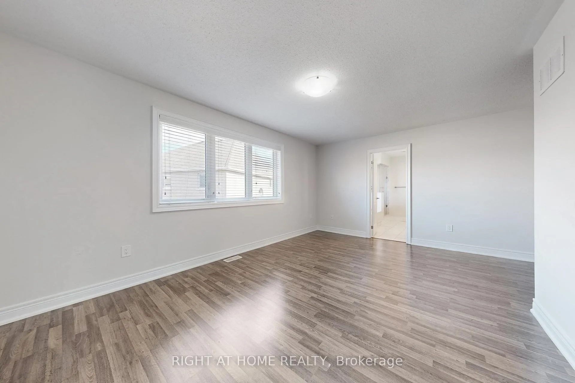 Photo 23 of 11 Robert Wilson Crescent, Georgina, Keswick South — HOMEH