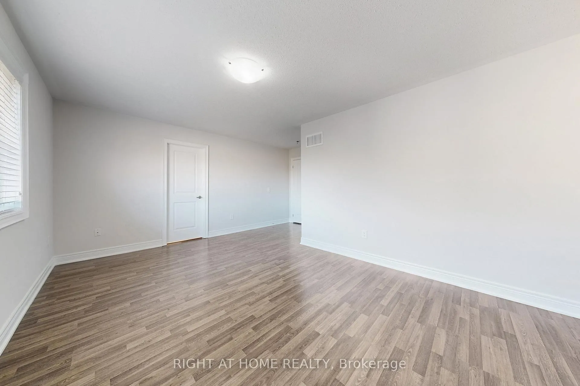 Photo 24 of 11 Robert Wilson Crescent, Georgina, Keswick South — HOMEH
