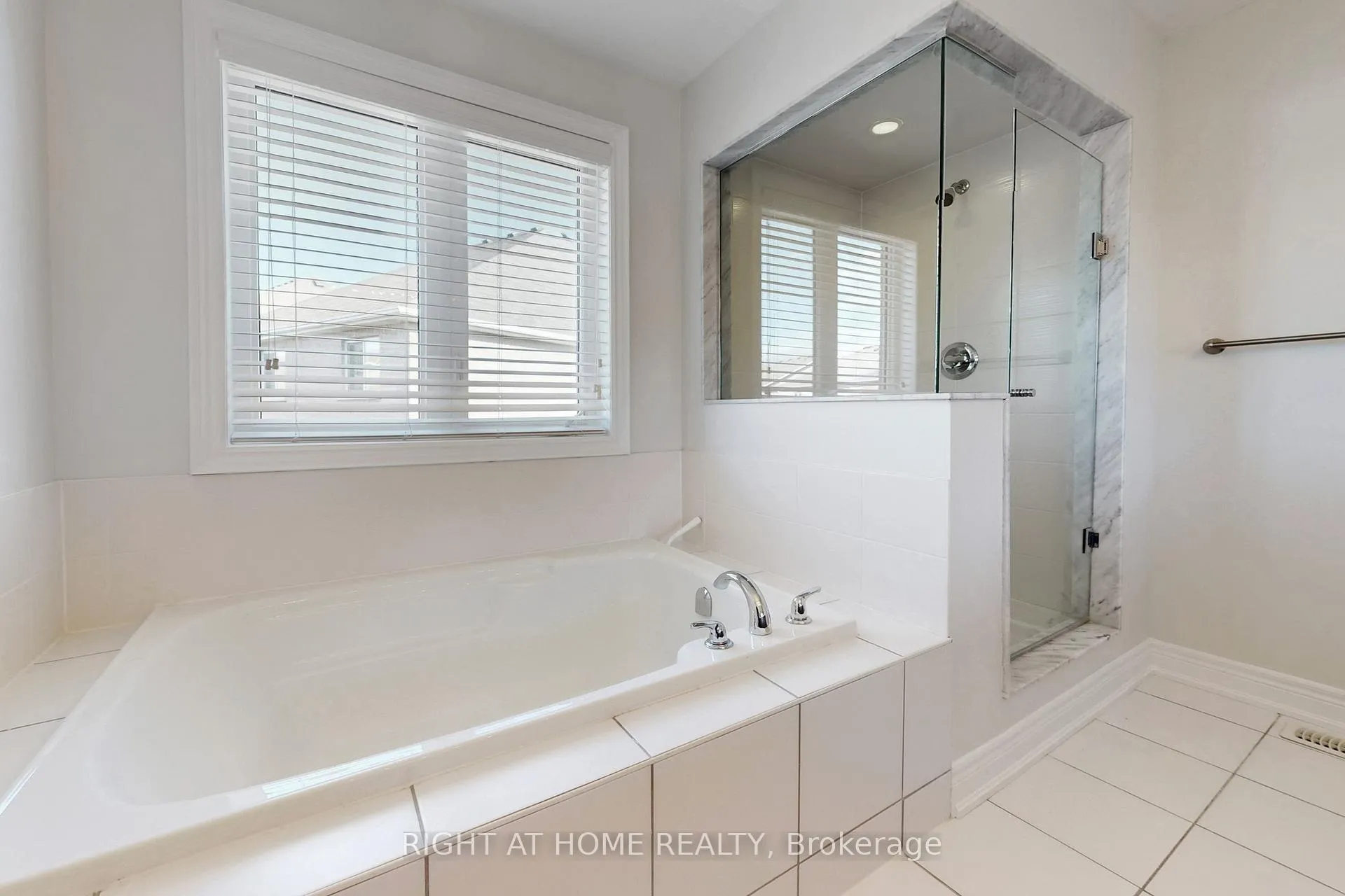 Photo 27 of 11 Robert Wilson Crescent, Georgina, Keswick South — HOMEH