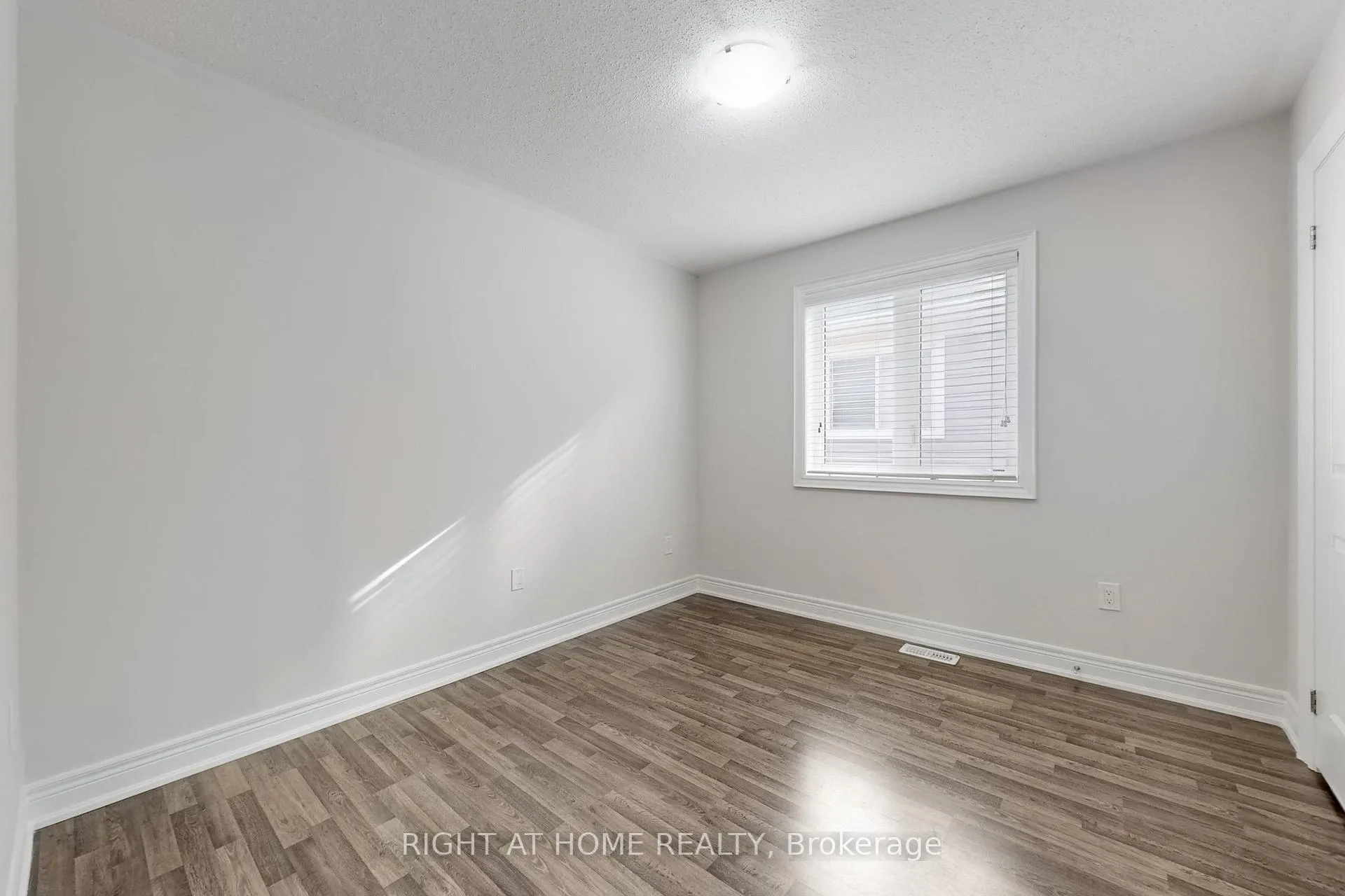 Photo 28 of 11 Robert Wilson Crescent, Georgina, Keswick South — HOMEH