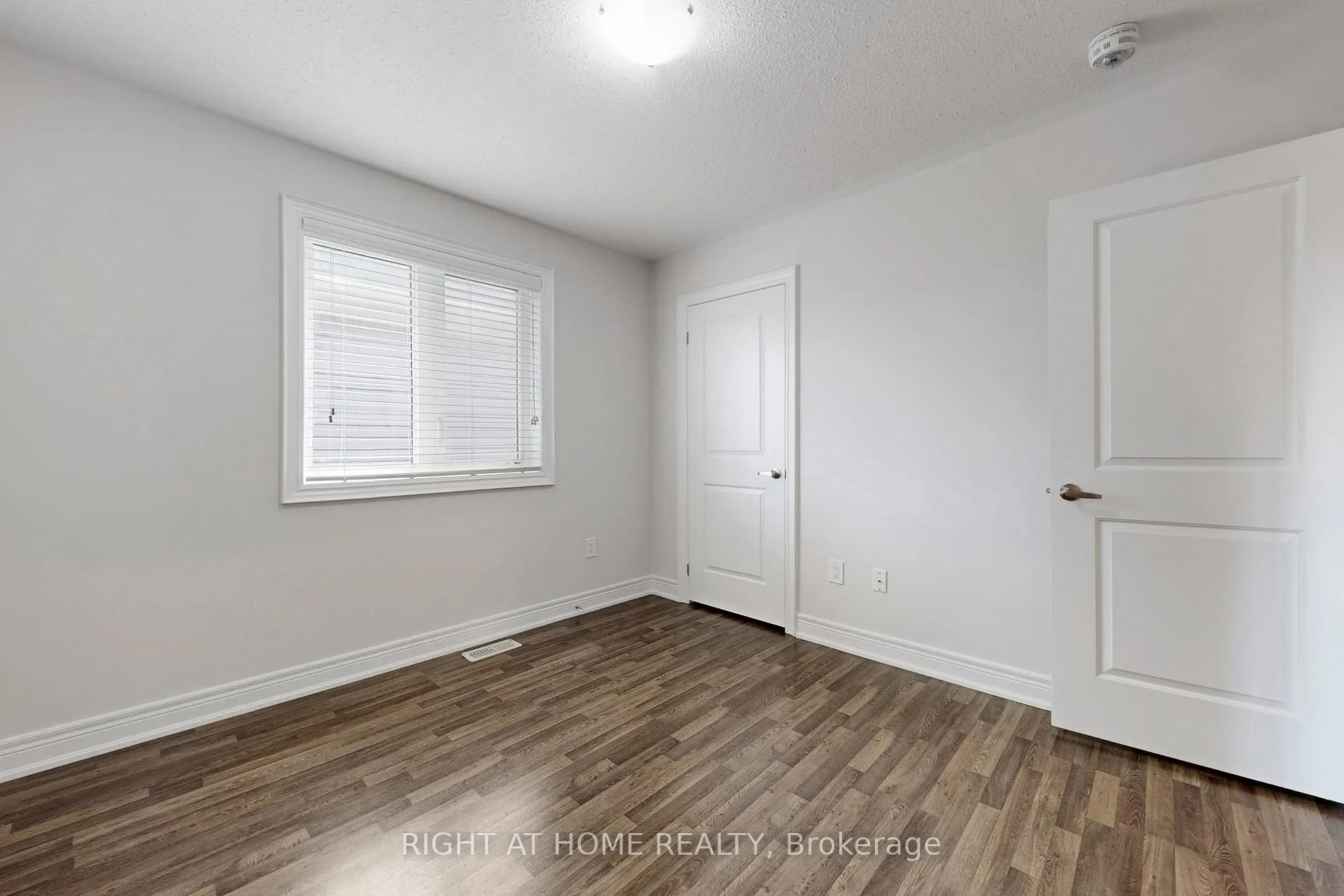 Photo 29 of 11 Robert Wilson Crescent, Georgina, Keswick South — HOMEH