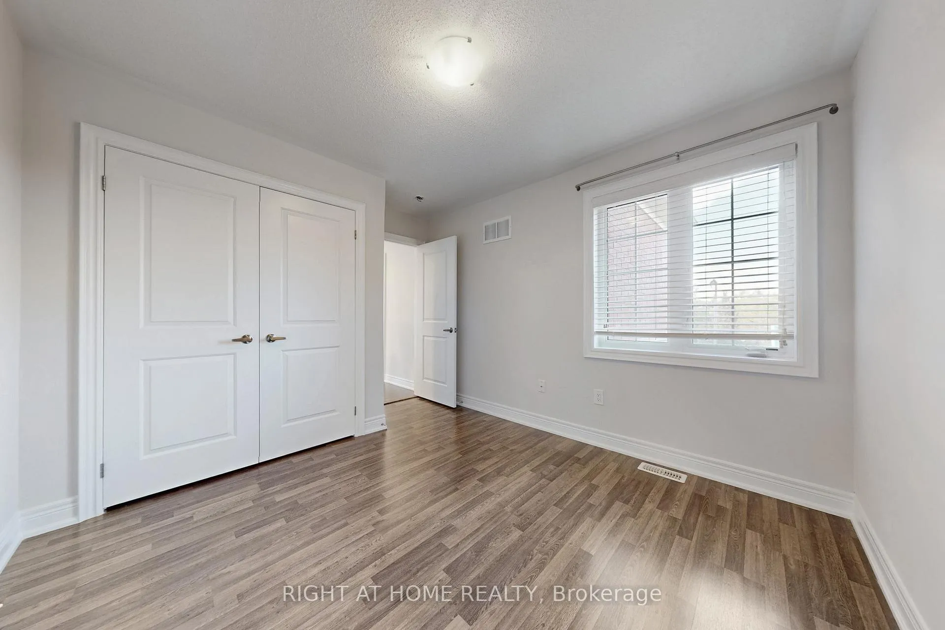 Photo 32 of 11 Robert Wilson Crescent, Georgina, Keswick South — HOMEH