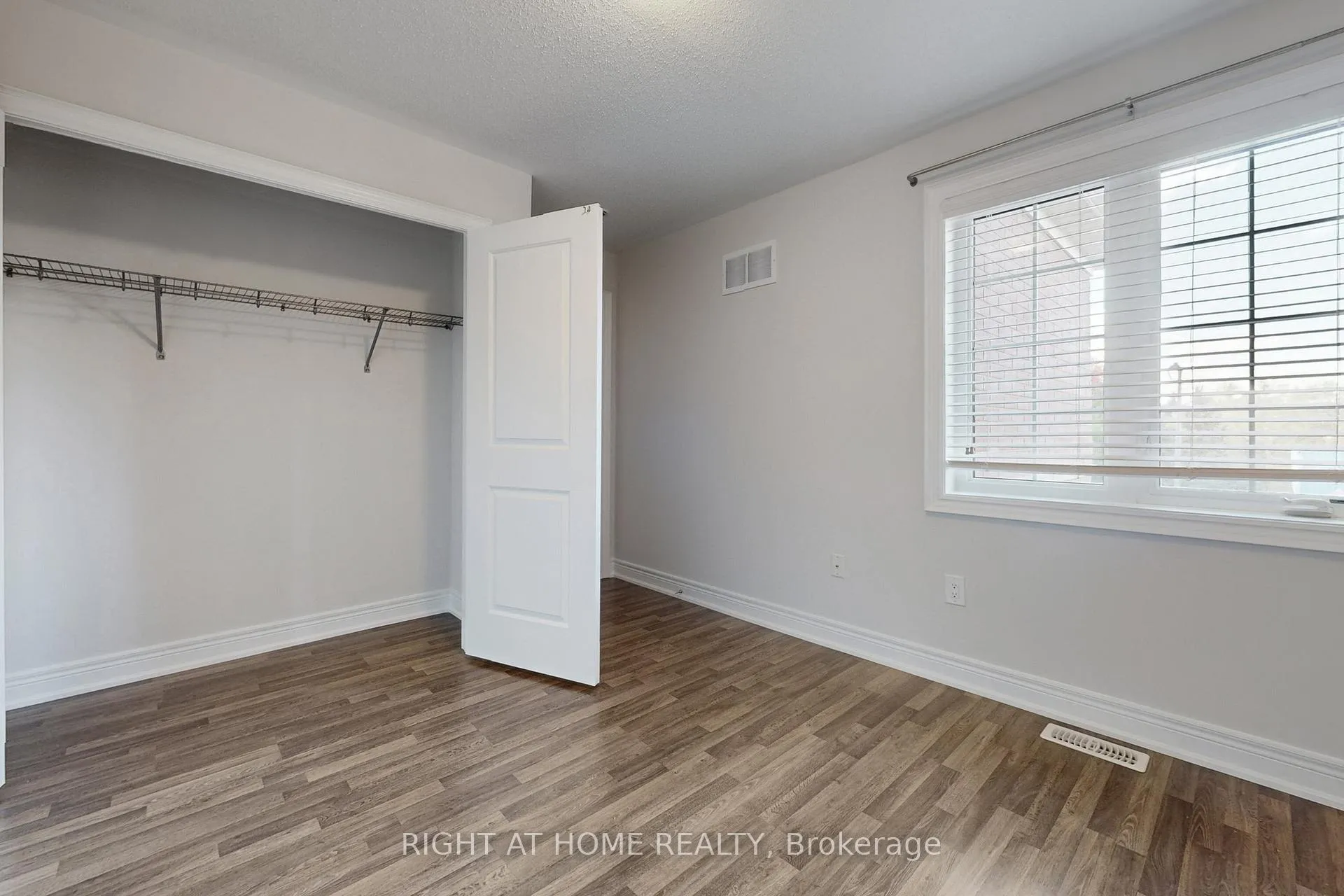 Photo 33 of 11 Robert Wilson Crescent, Georgina, Keswick South — HOMEH