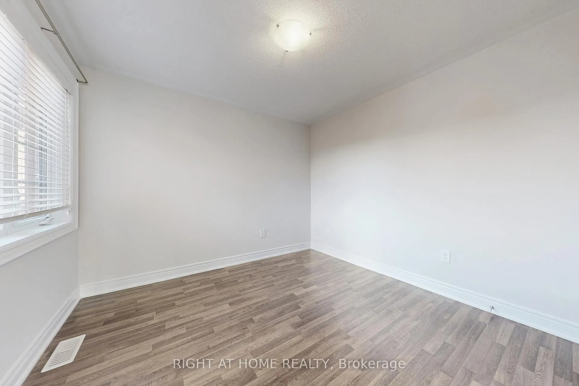 Photo 34 of 11 Robert Wilson Crescent, Georgina, Keswick South — HOMEH