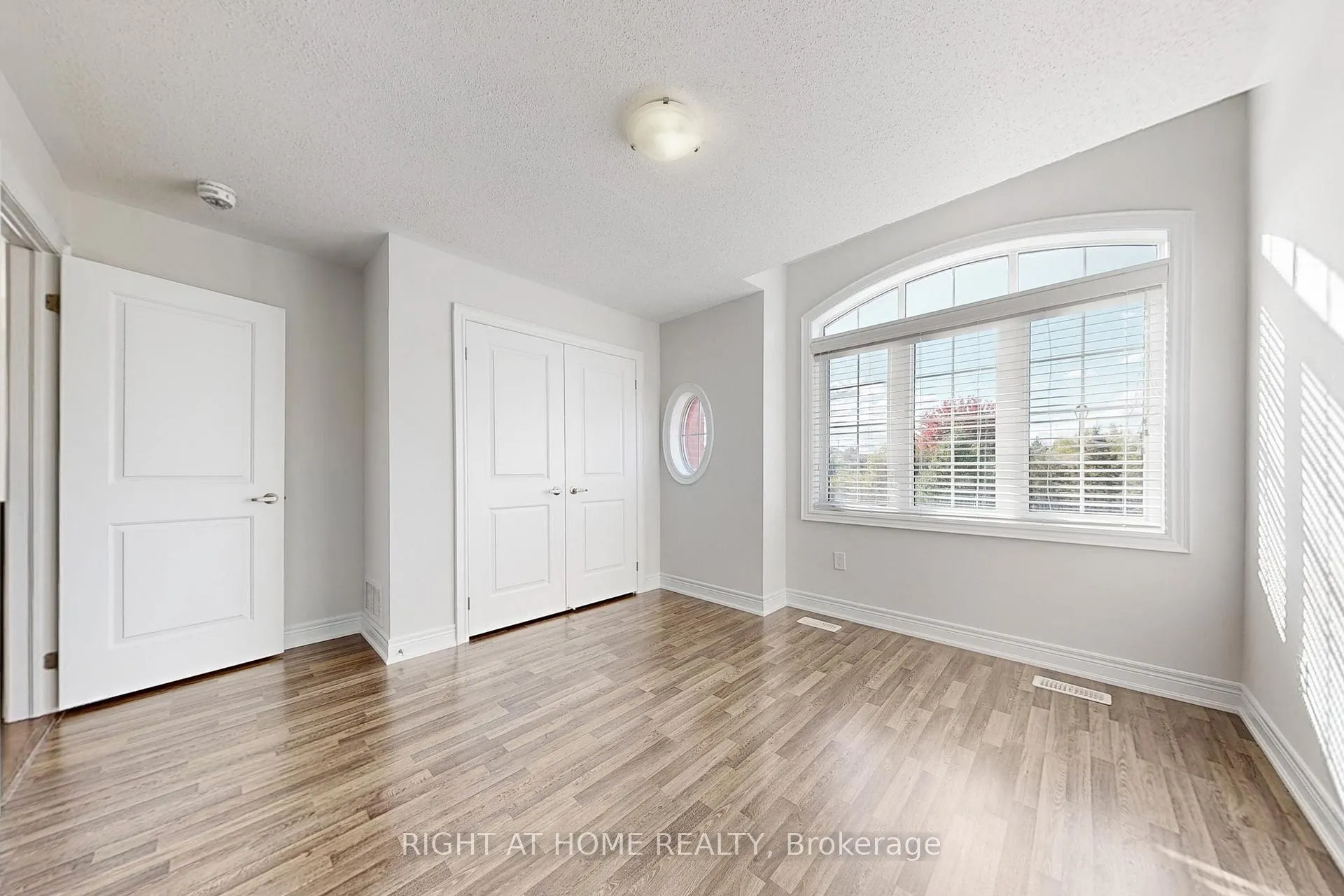 Photo 36 of 11 Robert Wilson Crescent, Georgina, Keswick South — HOMEH