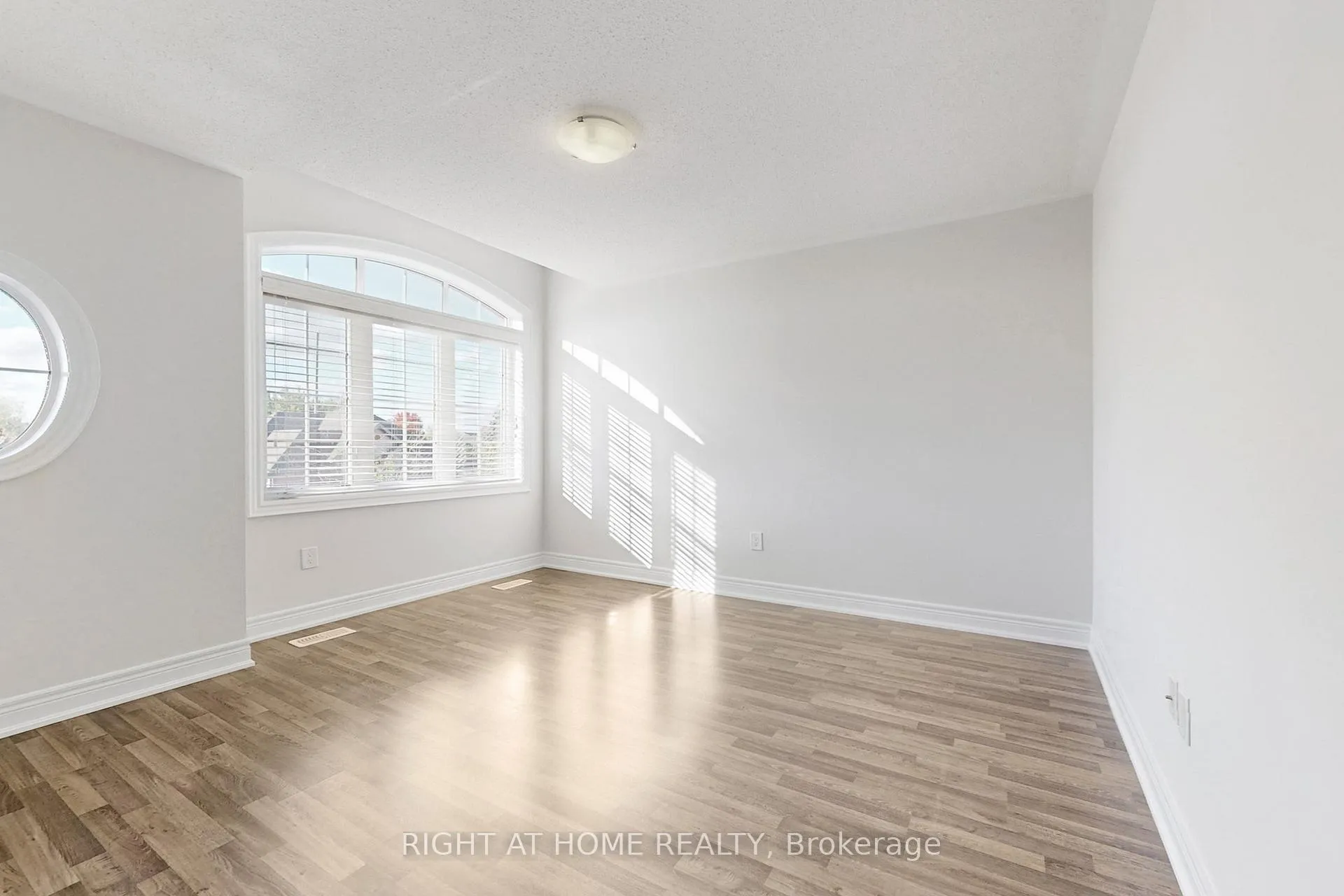 Photo 37 of 11 Robert Wilson Crescent, Georgina, Keswick South — HOMEH