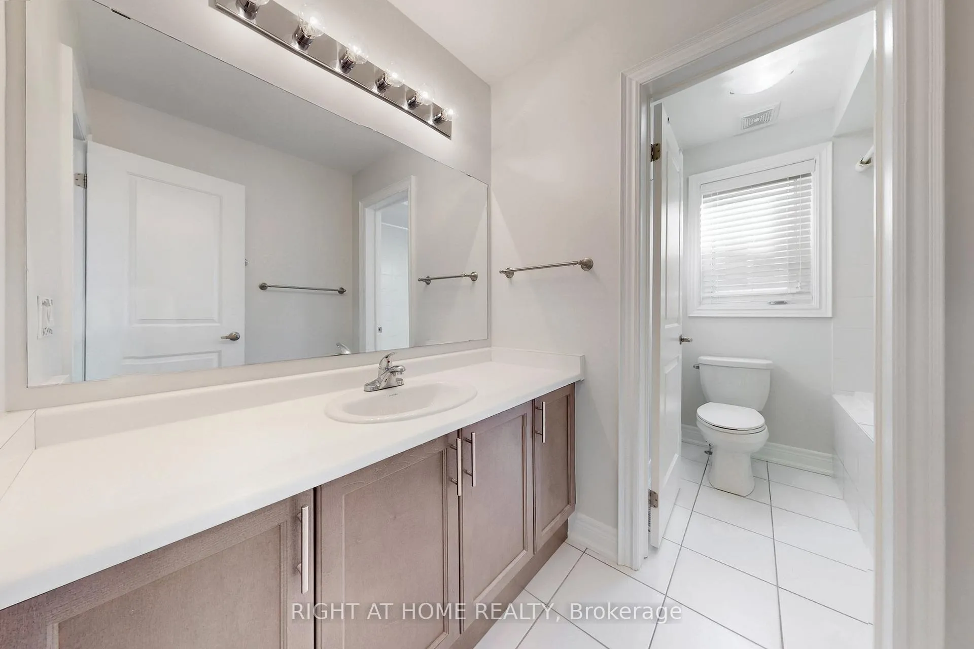 Photo 41 of 11 Robert Wilson Crescent, Georgina, Keswick South — HOMEH