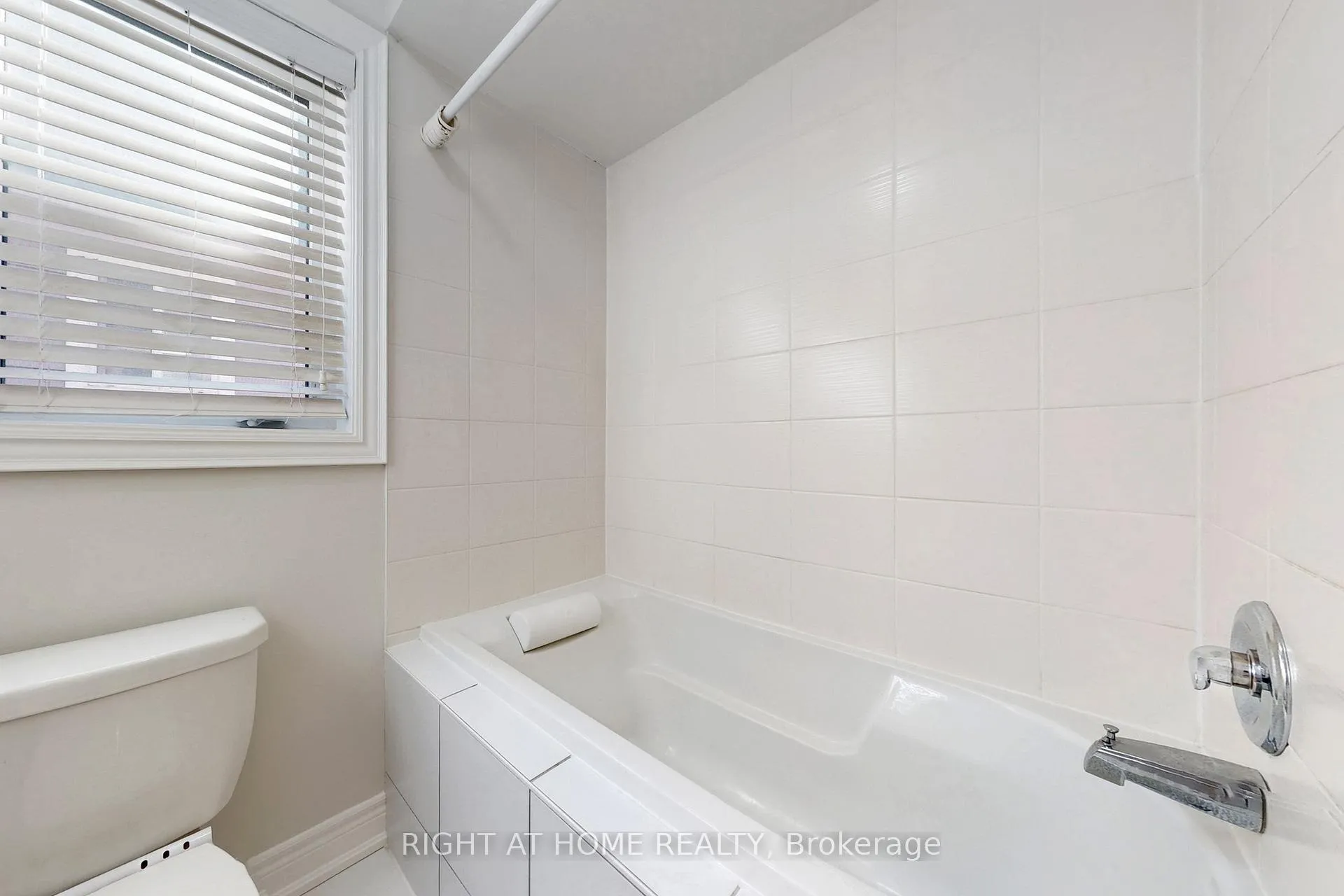 Photo 43 of 11 Robert Wilson Crescent, Georgina, Keswick South — HOMEH