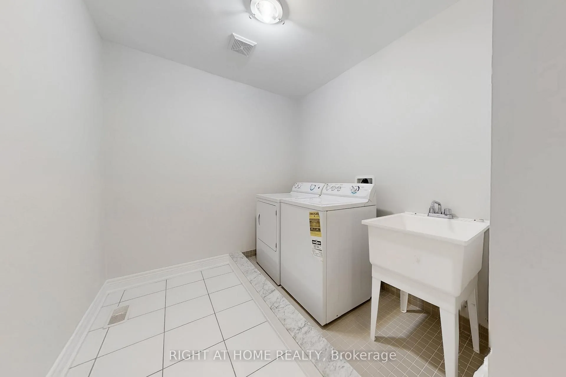 Photo 44 of 11 Robert Wilson Crescent, Georgina, Keswick South — HOMEH