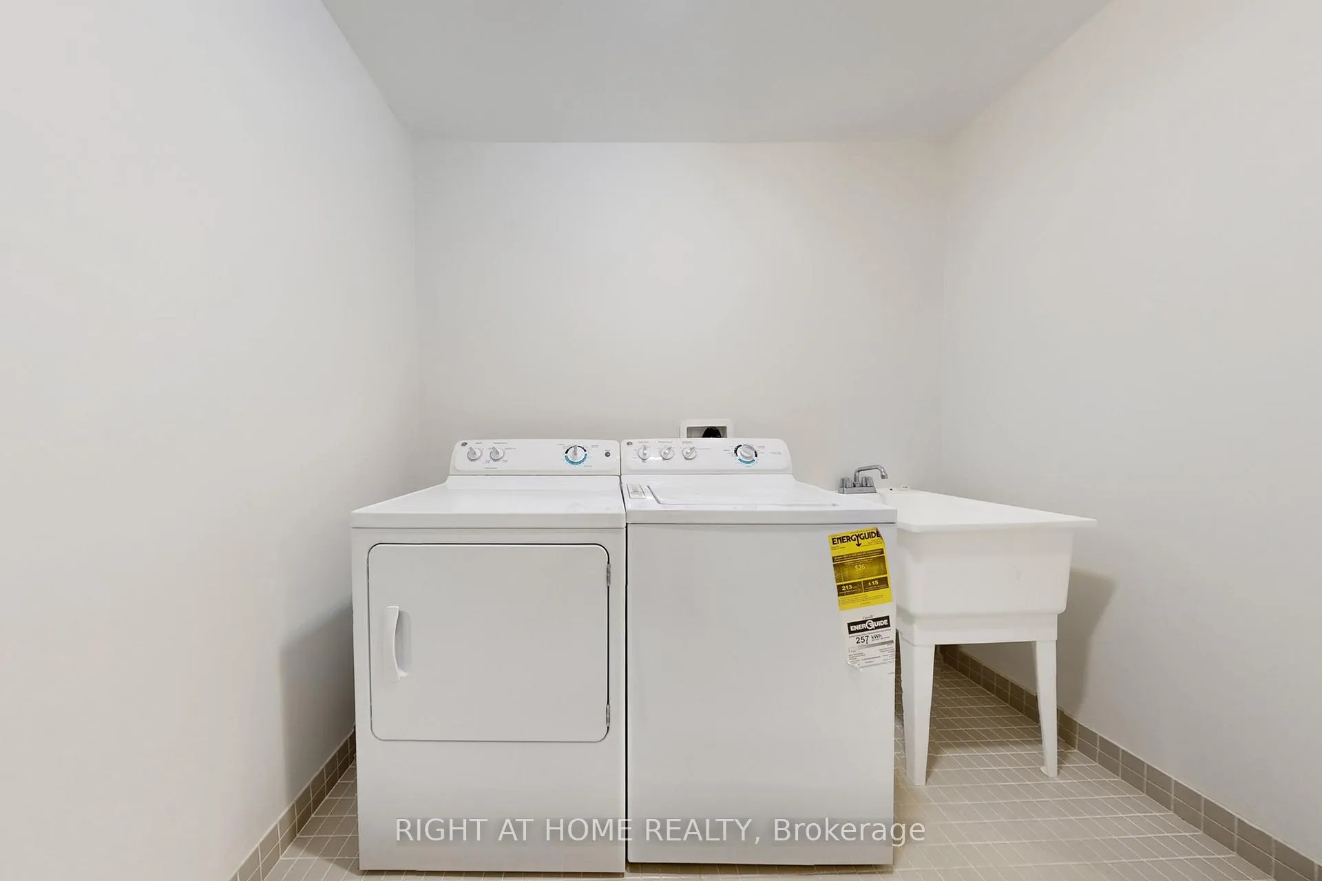 Photo 45 of 11 Robert Wilson Crescent, Georgina, Keswick South — HOMEH