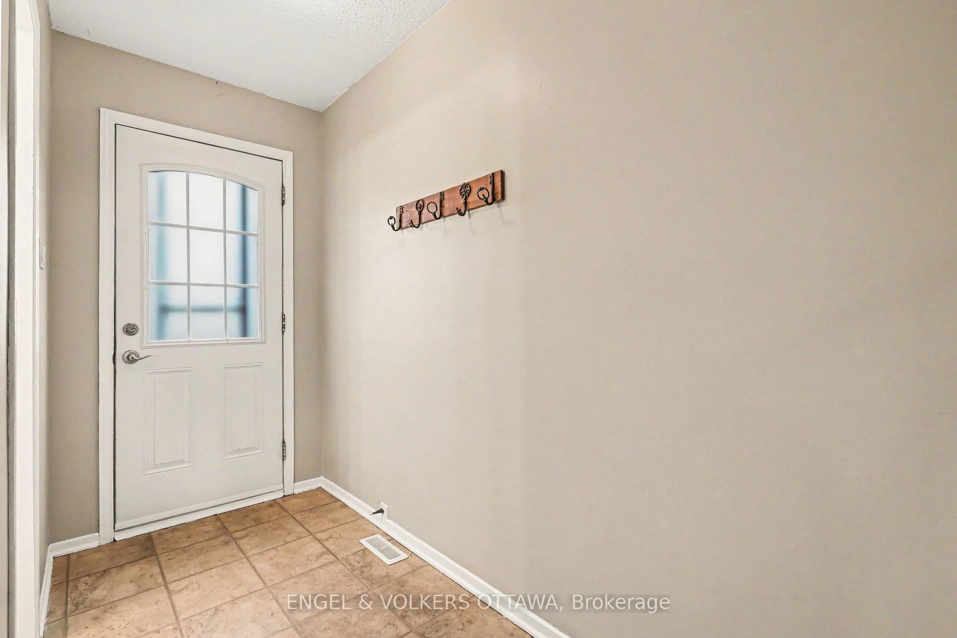 Photo 2 of 2148 Orient Park Drive, Ottawa, Blackburn Hamlet (South) — HOMEH