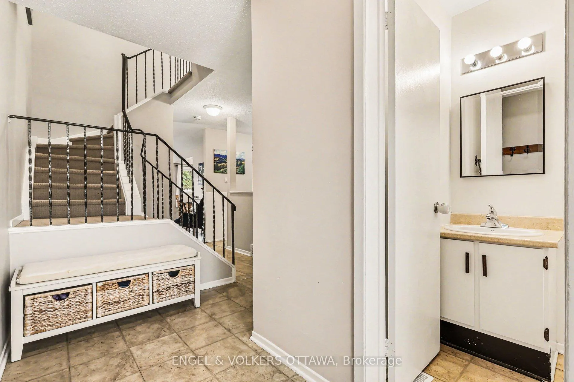 Photo 3 of 2148 Orient Park Drive, Ottawa, Blackburn Hamlet (South) — HOMEH