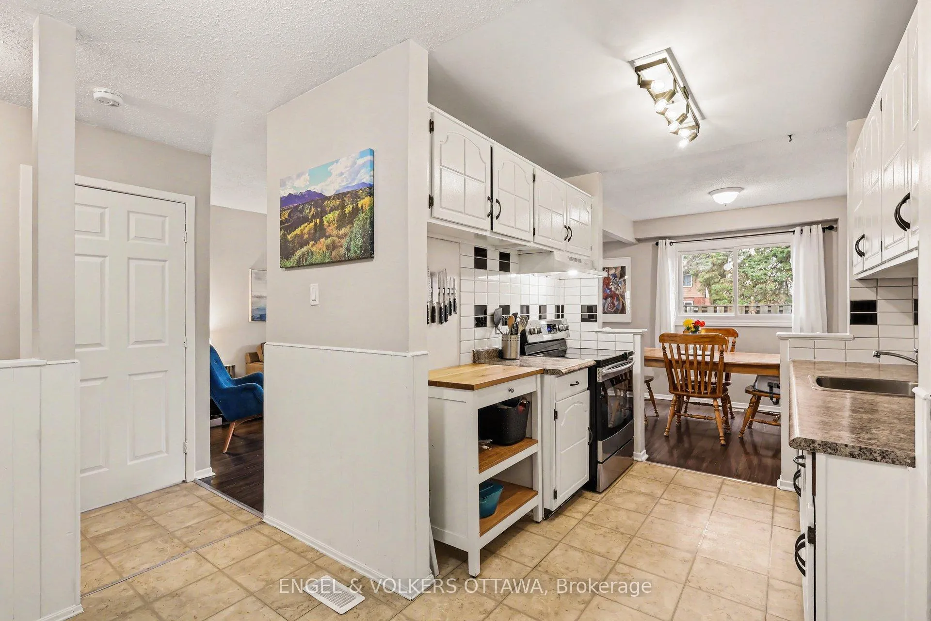 Photo 6 of 2148 Orient Park Drive, Ottawa, Blackburn Hamlet (South) — HOMEH