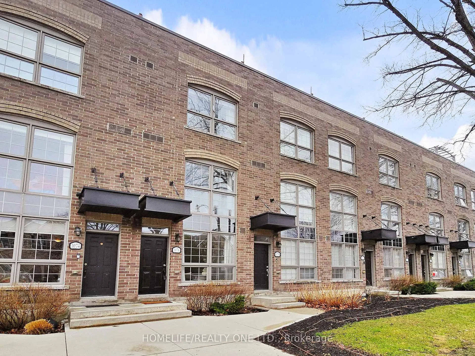 Front of 1076 Lansdowne Avenue