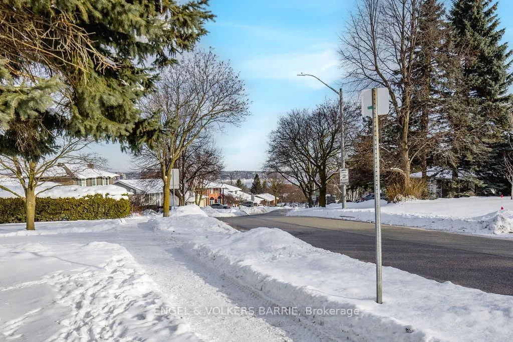 Photo 3 of 42 Marshall Street, Barrie, Allandale Heights — HOMEH