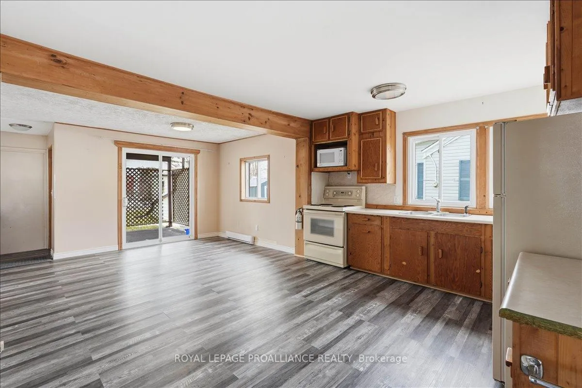 Photo 10 of 11 Weeks Avenue, Quinte West, Trenton Ward — HOMEH