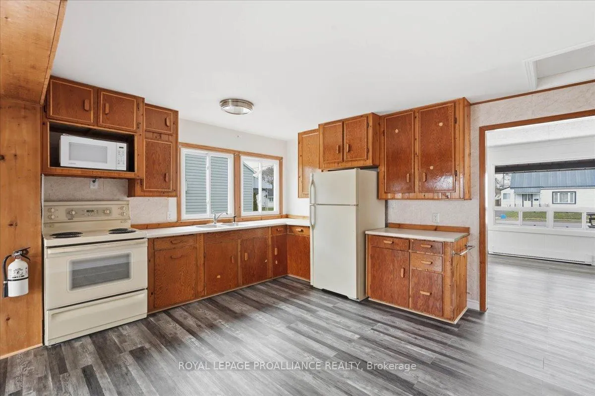 Photo 12 of 11 Weeks Avenue, Quinte West, Trenton Ward — HOMEH
