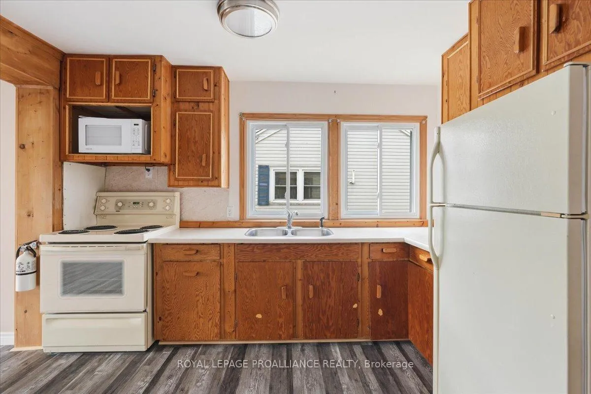 Photo 13 of 11 Weeks Avenue, Quinte West, Trenton Ward — HOMEH