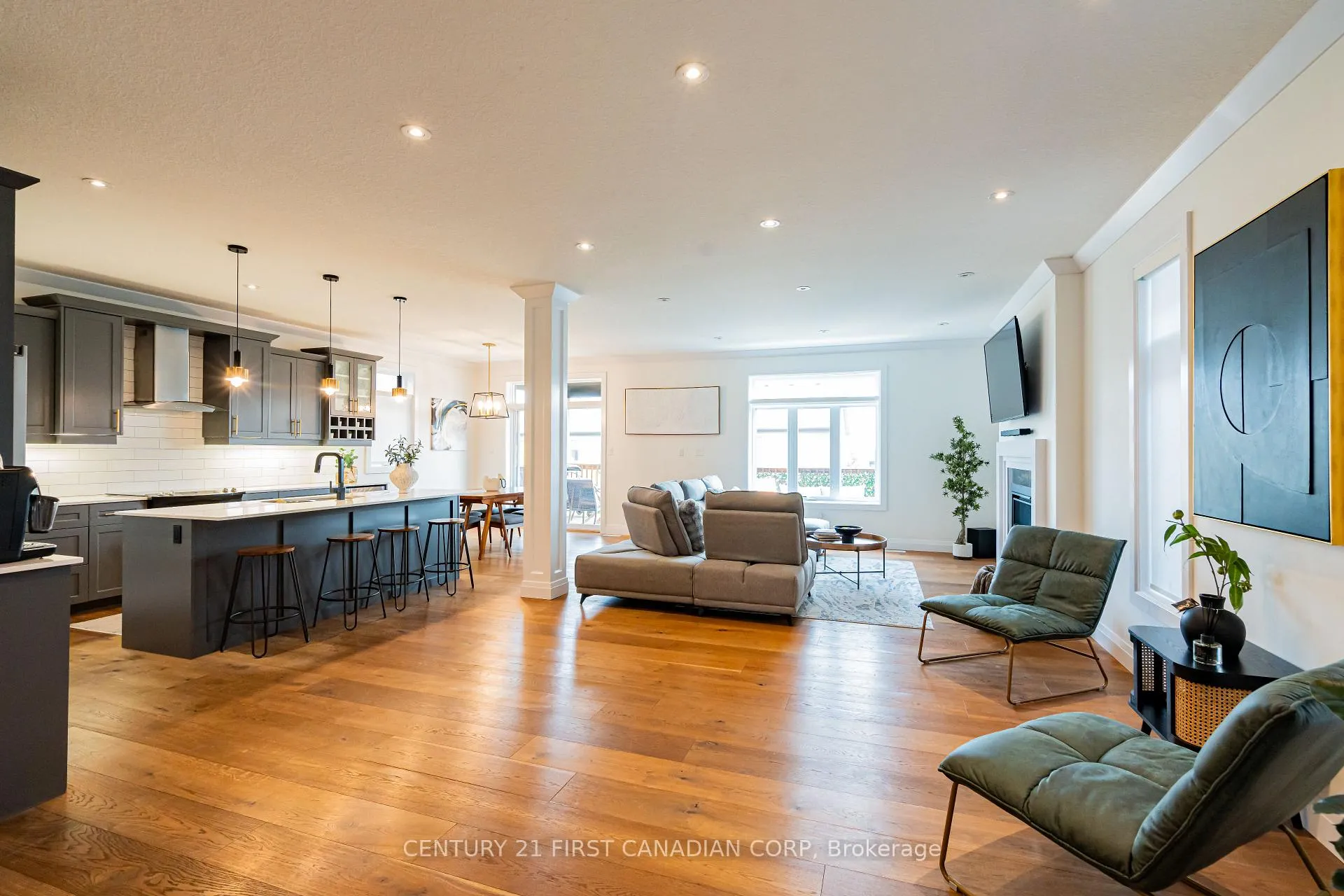 Photo 5 of 2085 Gough Avenue, London, North C — HOMEH
