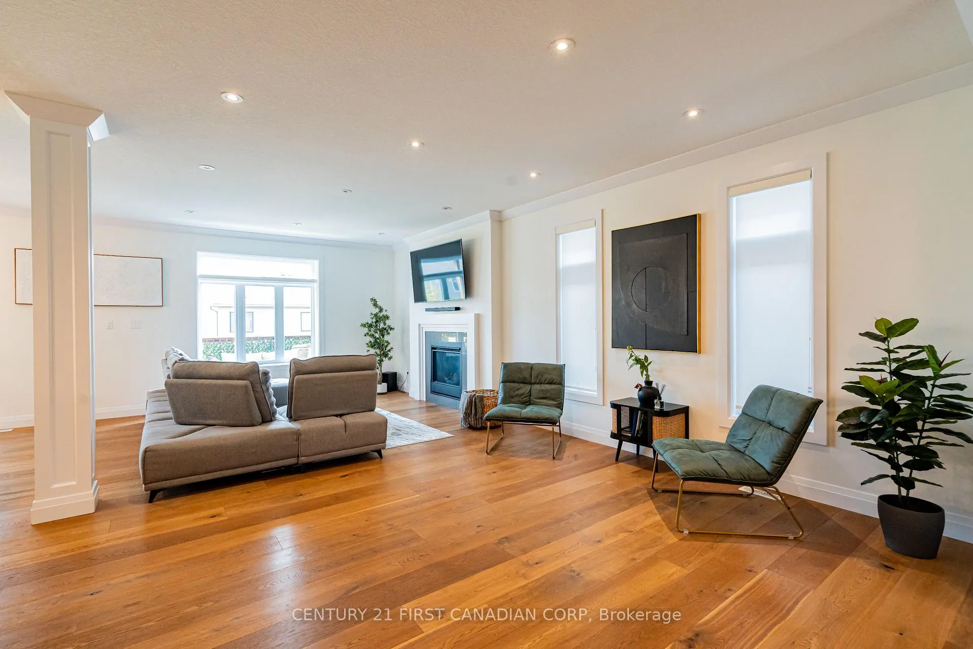 Photo 6 of 2085 Gough Avenue, London, North C — HOMEH