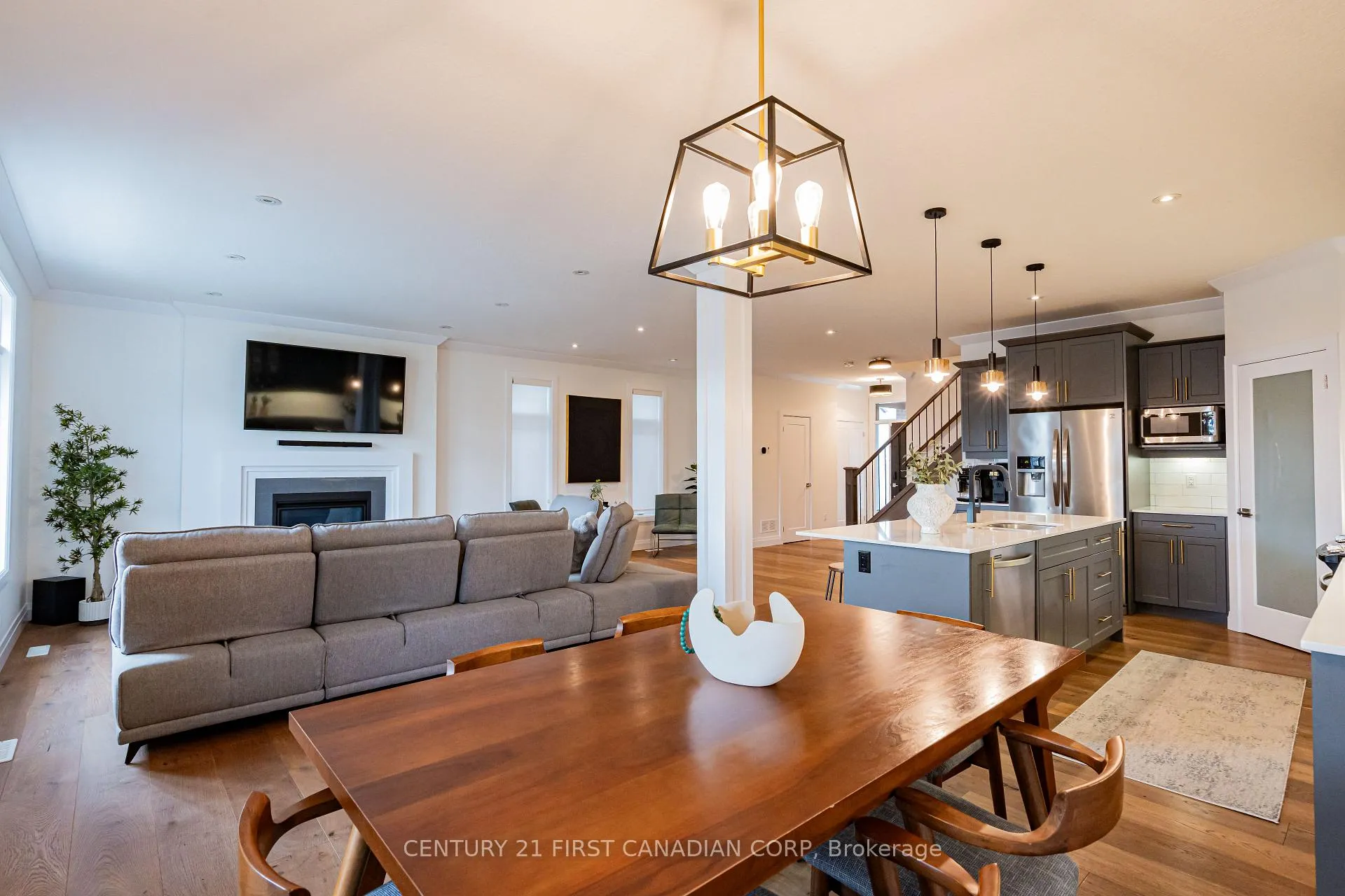 Photo 8 of 2085 Gough Avenue, London, North C — HOMEH