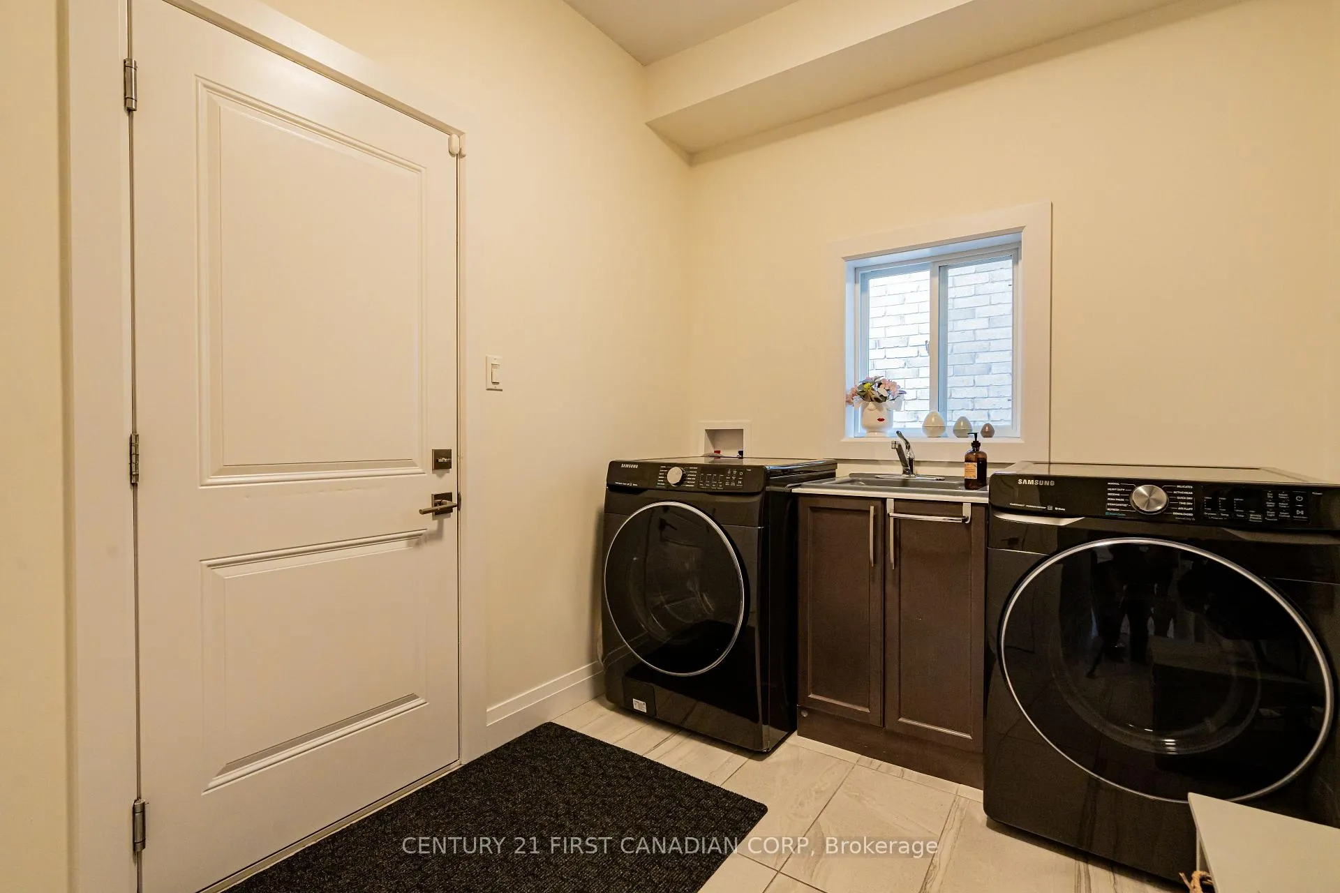 Photo 12 of 2085 Gough Avenue, London, North C — HOMEH