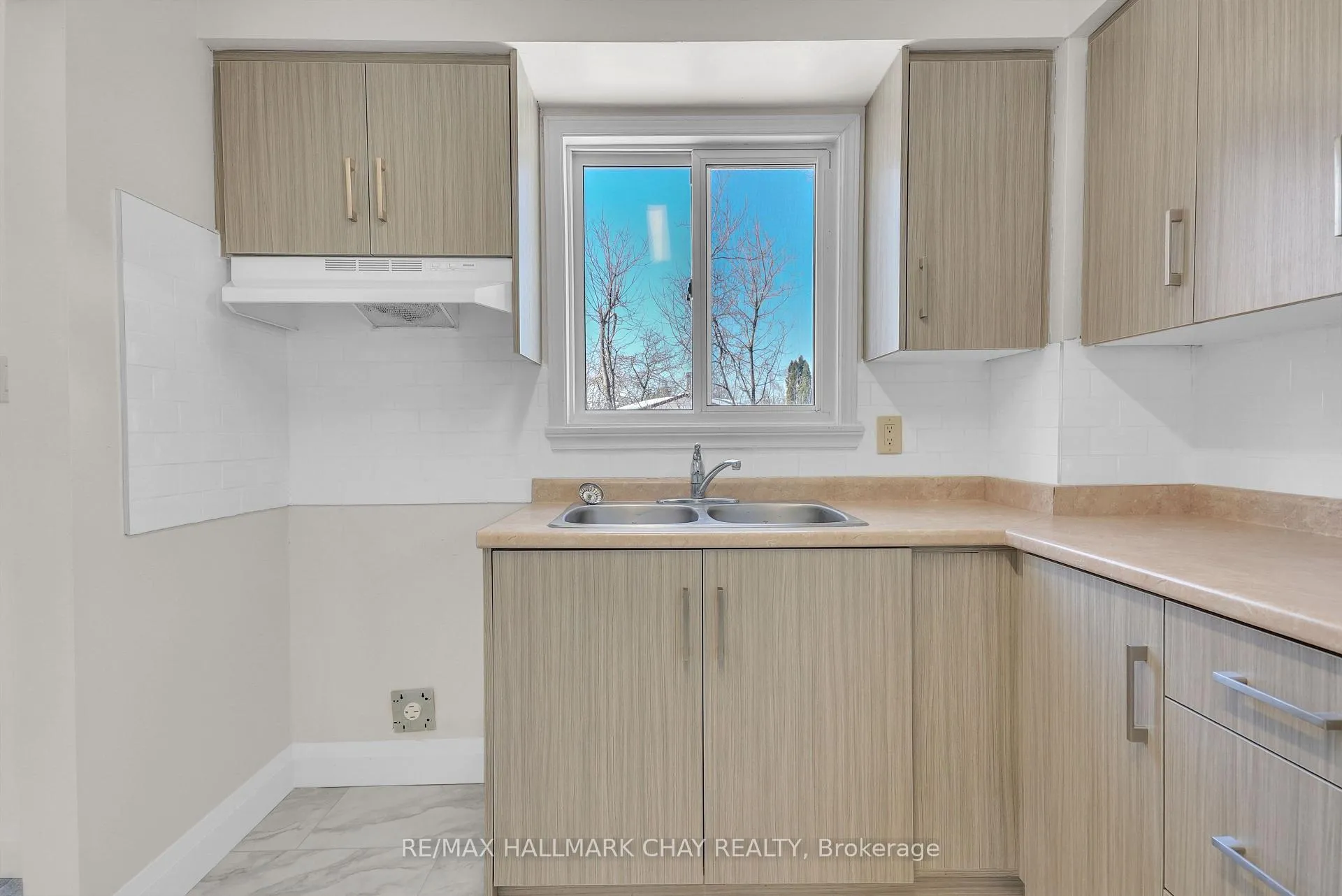 Photo 12 of 79 Christie Crescent, Barrie, Letitia Heights — HOMEH
