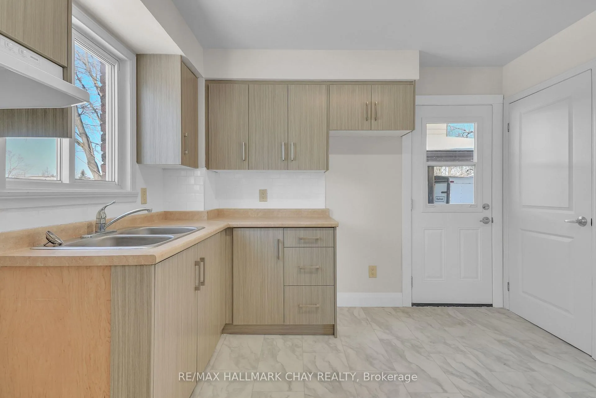 Photo 13 of 79 Christie Crescent, Barrie, Letitia Heights — HOMEH