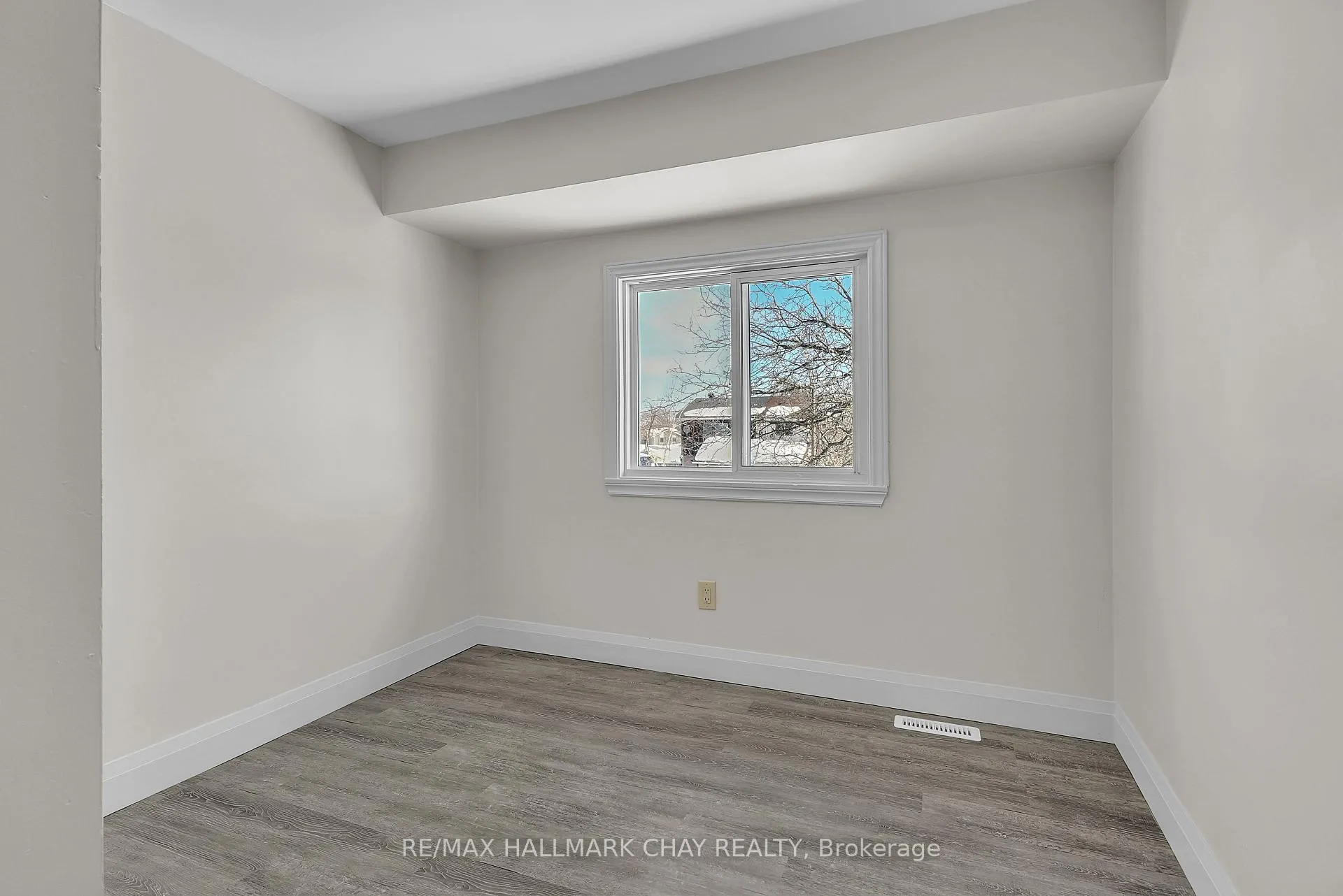 Photo 19 of 79 Christie Crescent, Barrie, Letitia Heights — HOMEH