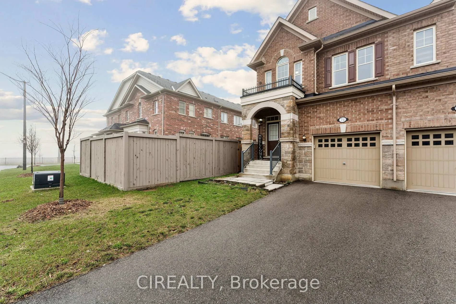Photo 3 of 71 Finegan Circle, Brampton, Northwest Brampton — HOMEH