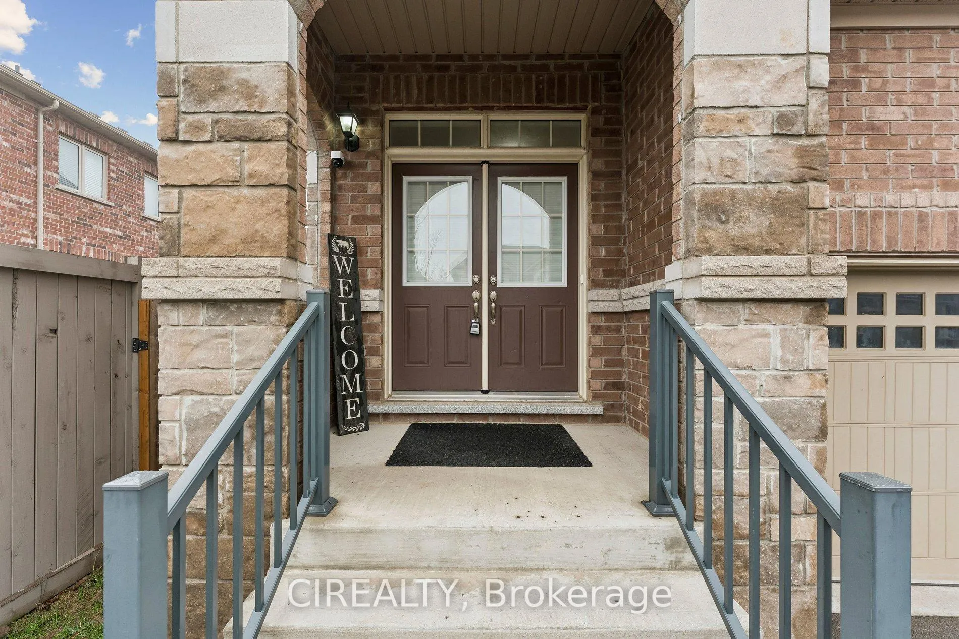 Photo 4 of 71 Finegan Circle, Brampton, Northwest Brampton — HOMEH