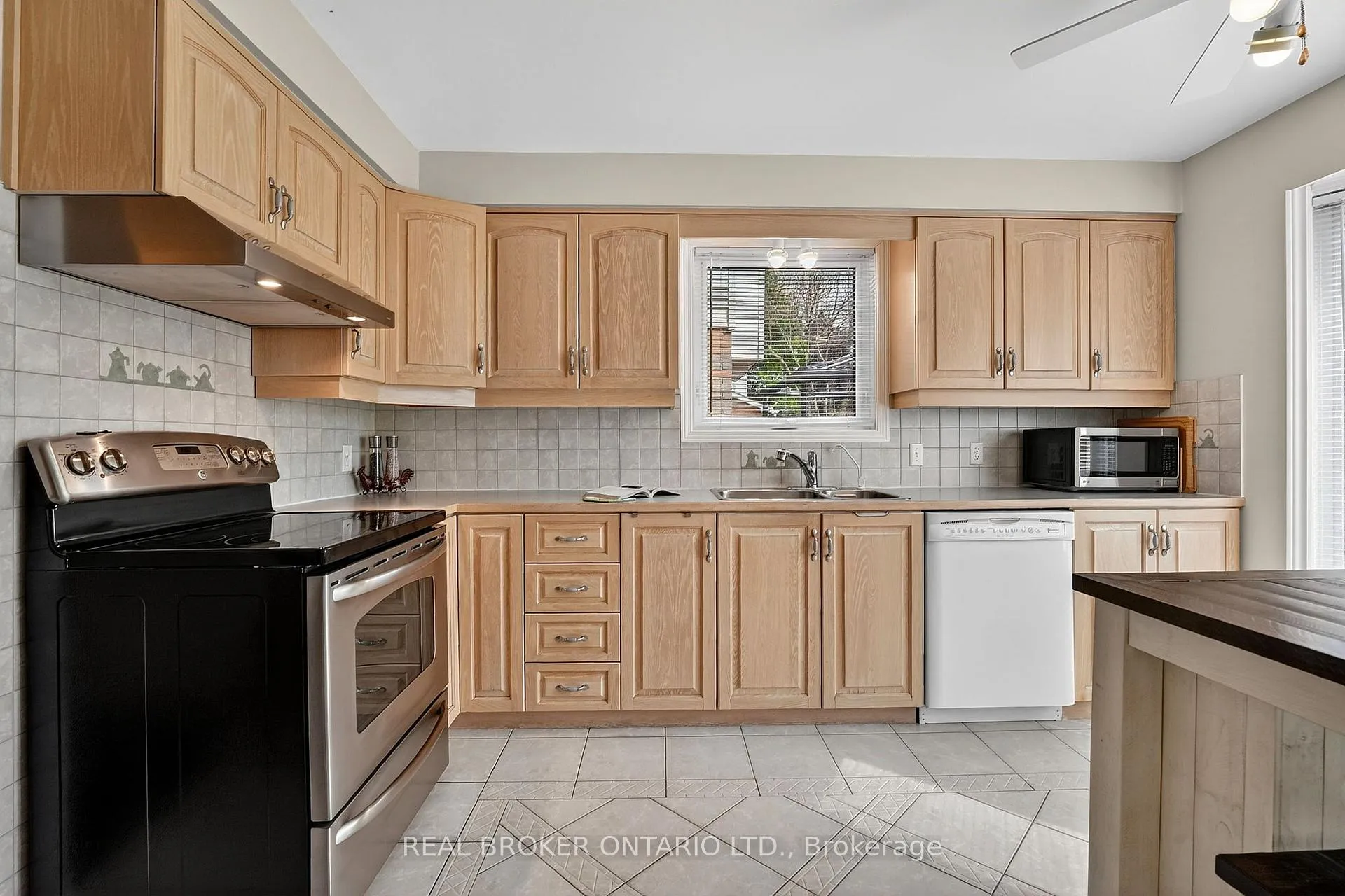 Photo 4 of 474 Knightsbridge Crescent, Hamilton, Ancaster — HOMEH
