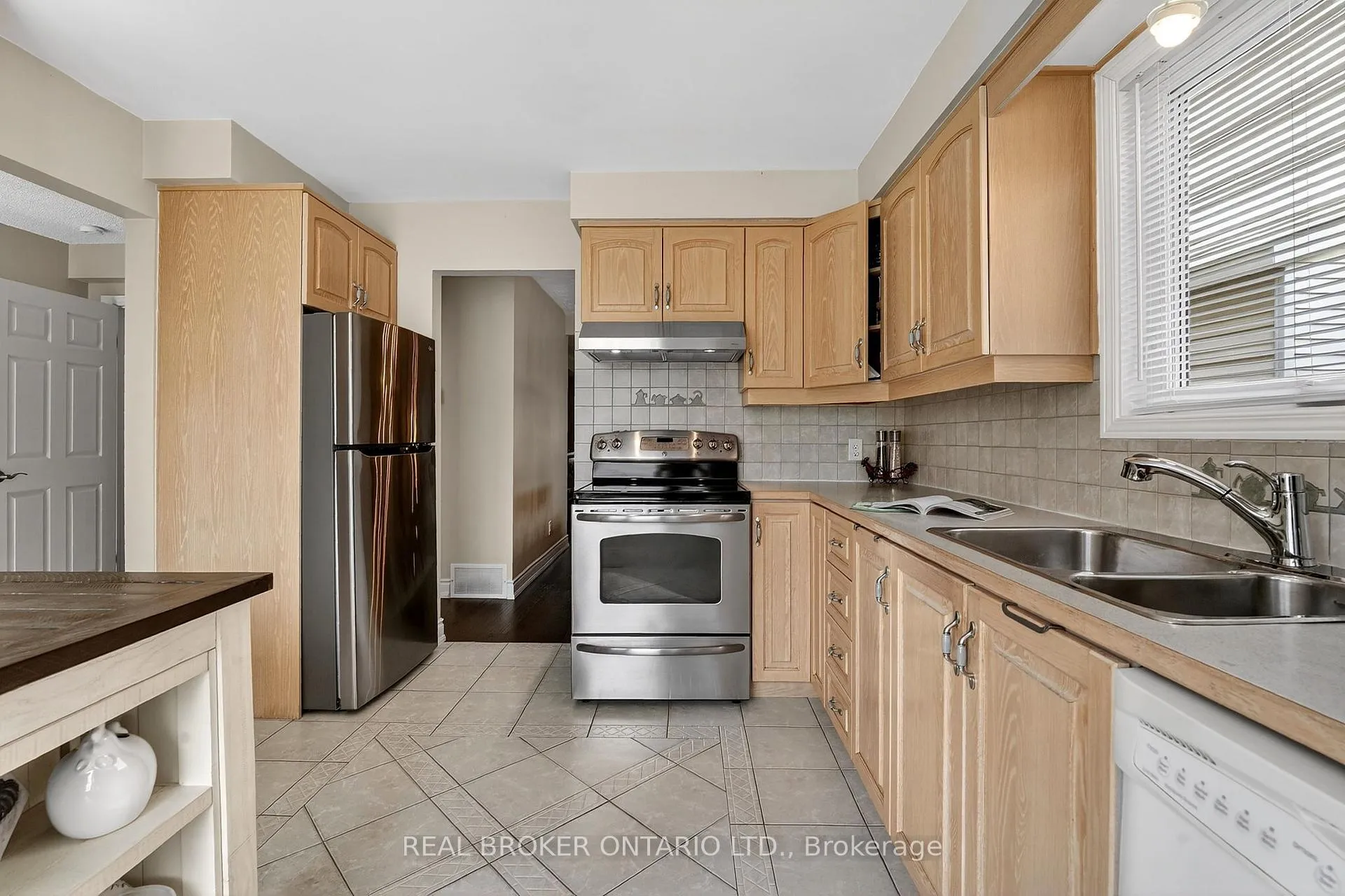 Photo 13 of 474 Knightsbridge Crescent, Hamilton, Ancaster — HOMEH