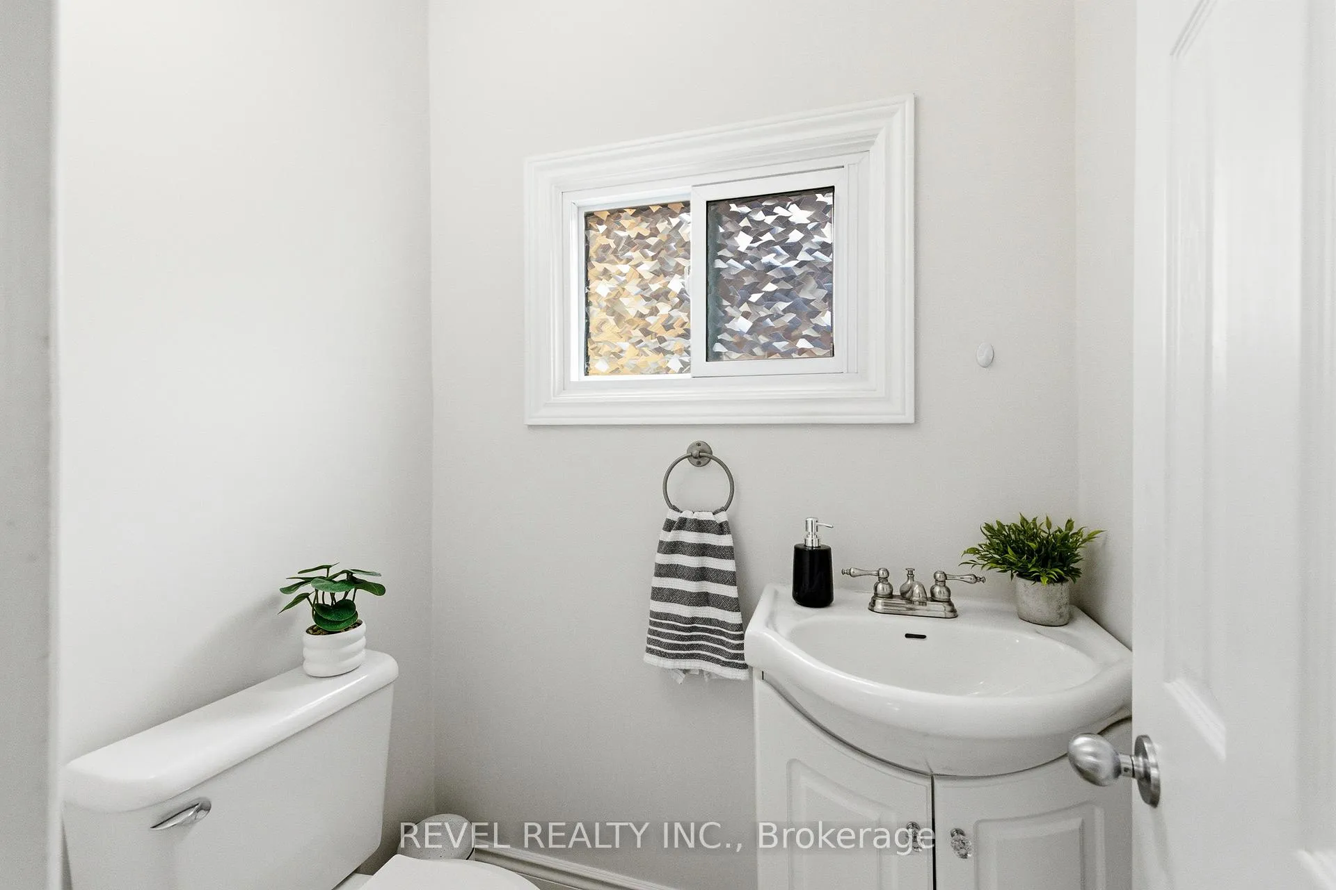 Photo 10 of 396 Wilson Road N, Oshawa, O'Neill — HOMEH