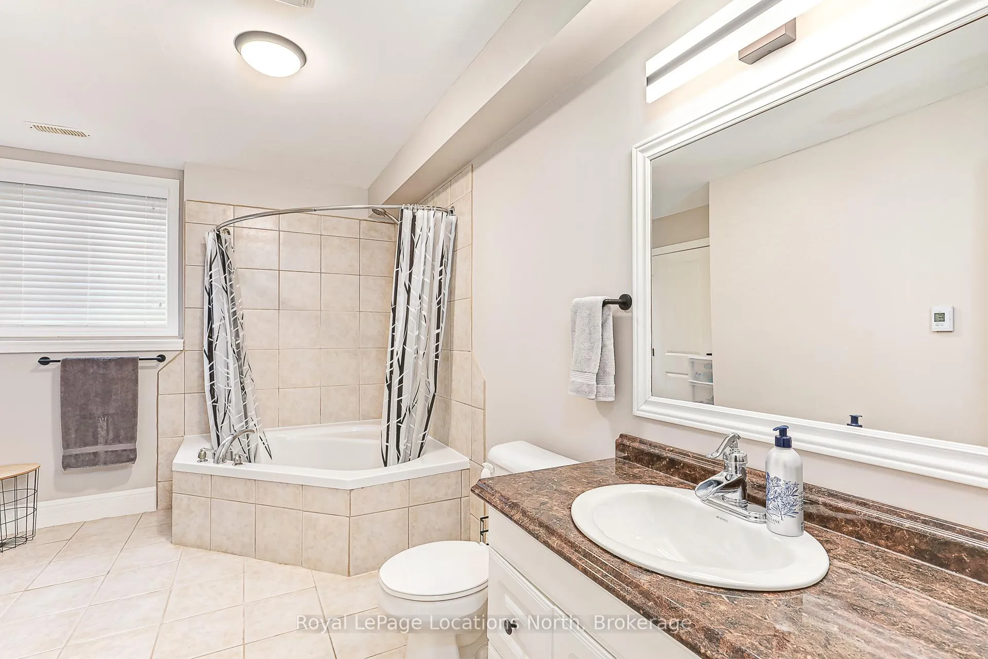 Photo 23 of 73 Findlay Drive, Collingwood — HOMEH