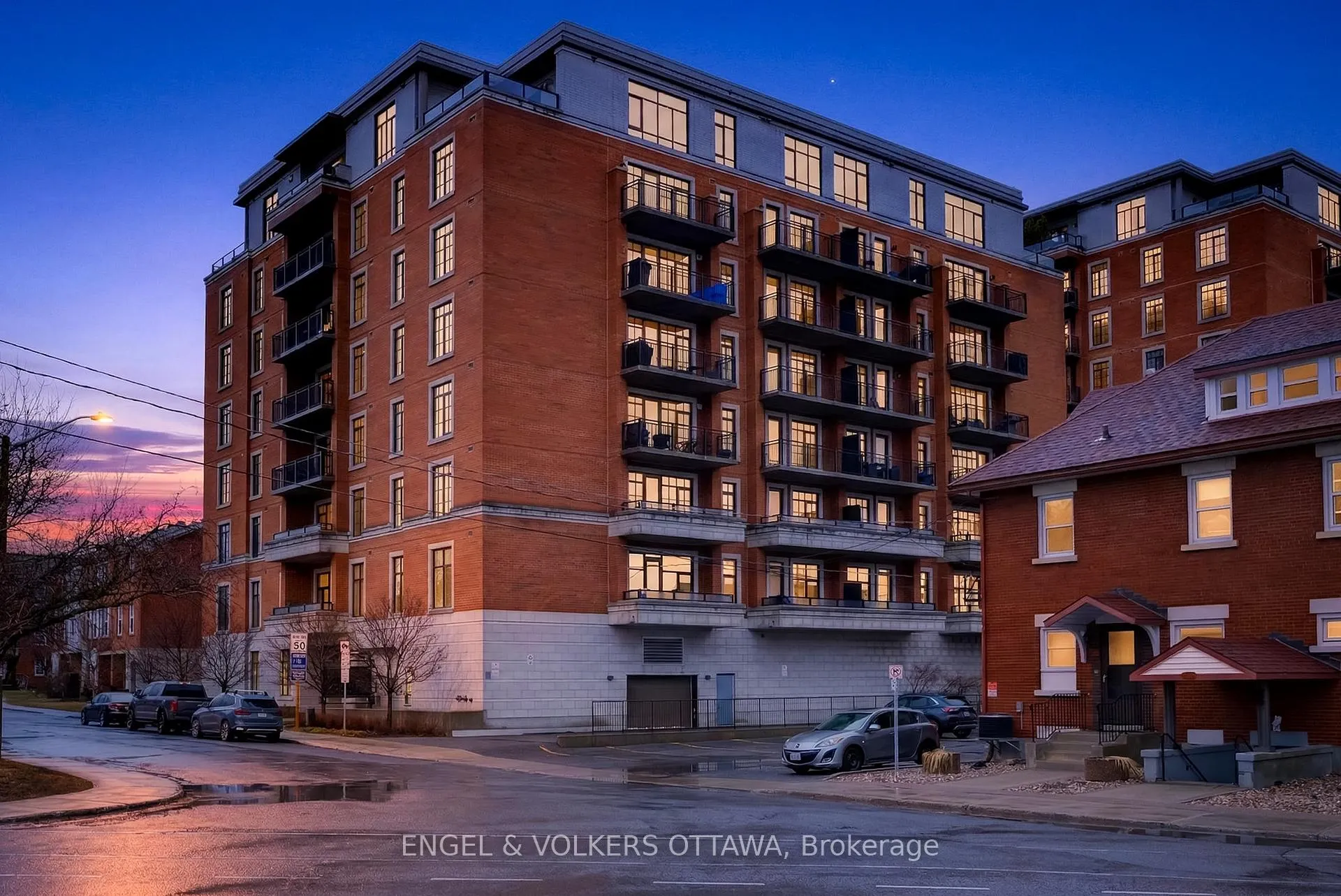 Front of Unit 410, 327 Breezehill Avenue S