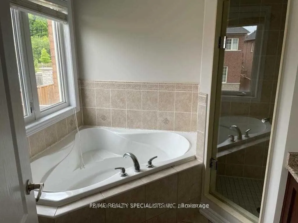 Photo 10 of 40 Kawana Road, Brampton, Bram West — HOMEH