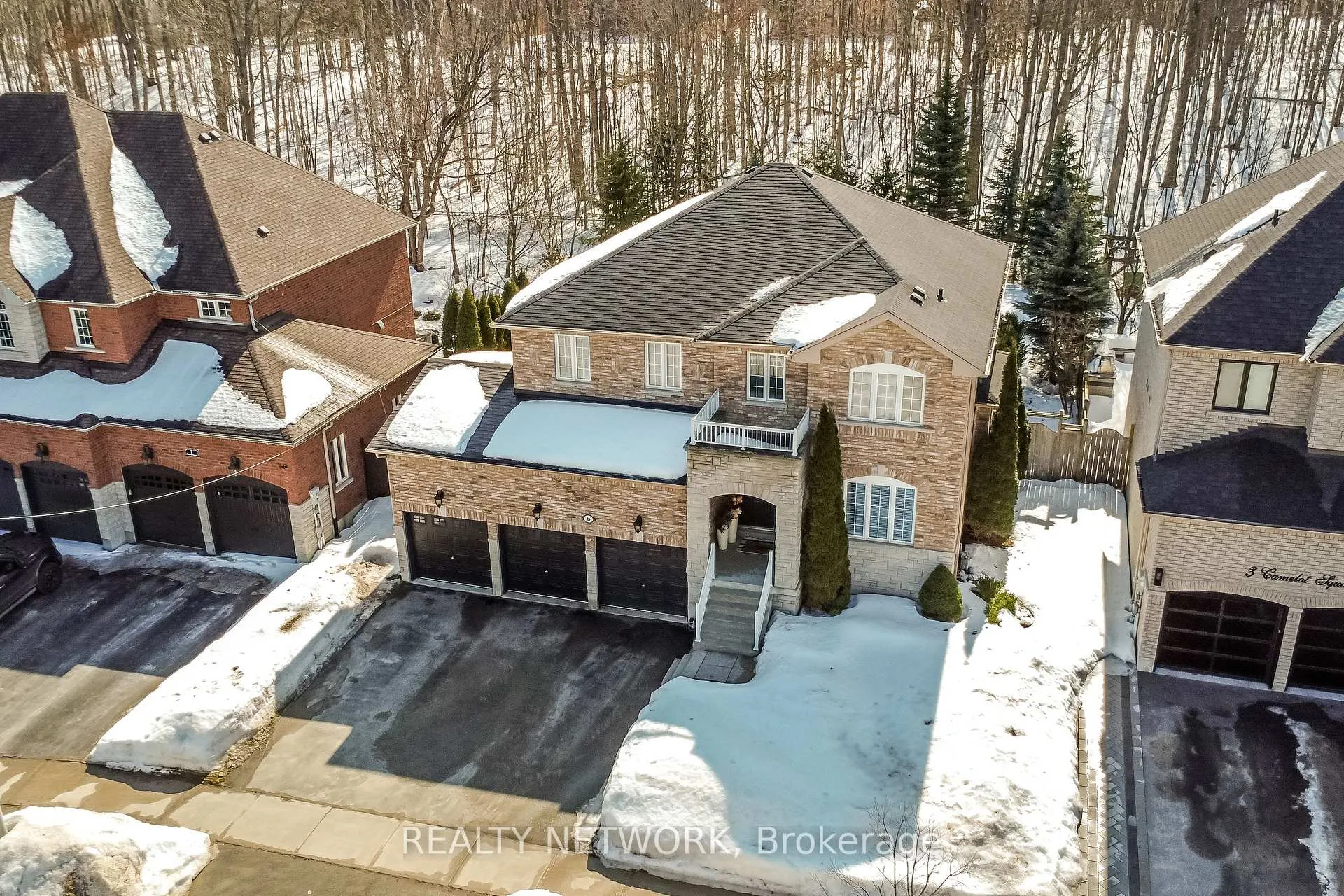 Photo 2 of 5 Camelot Square, Barrie, Innis-Shore — HOMEH