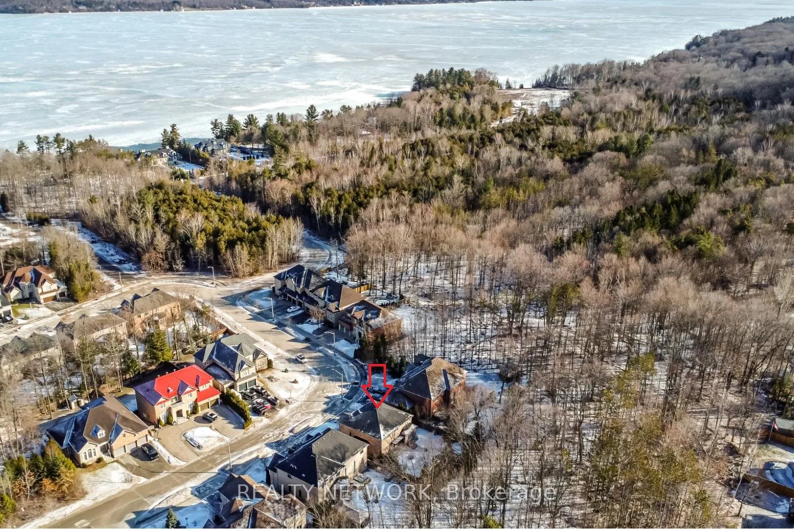 Photo 3 of 5 Camelot Square, Barrie, Innis-Shore — HOMEH